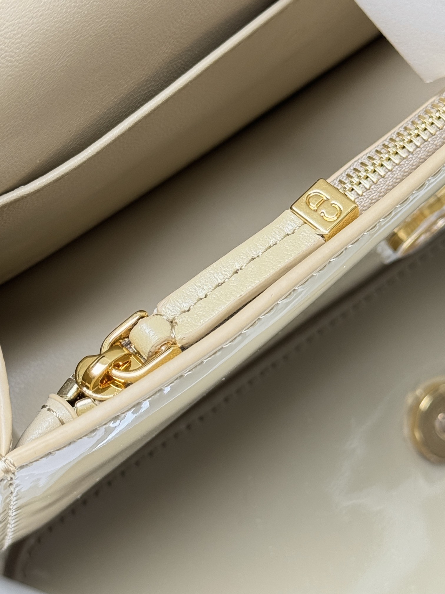 Dior Miss Dior flap bag 22 x 11 x 6 cm(Patent Calfskin)