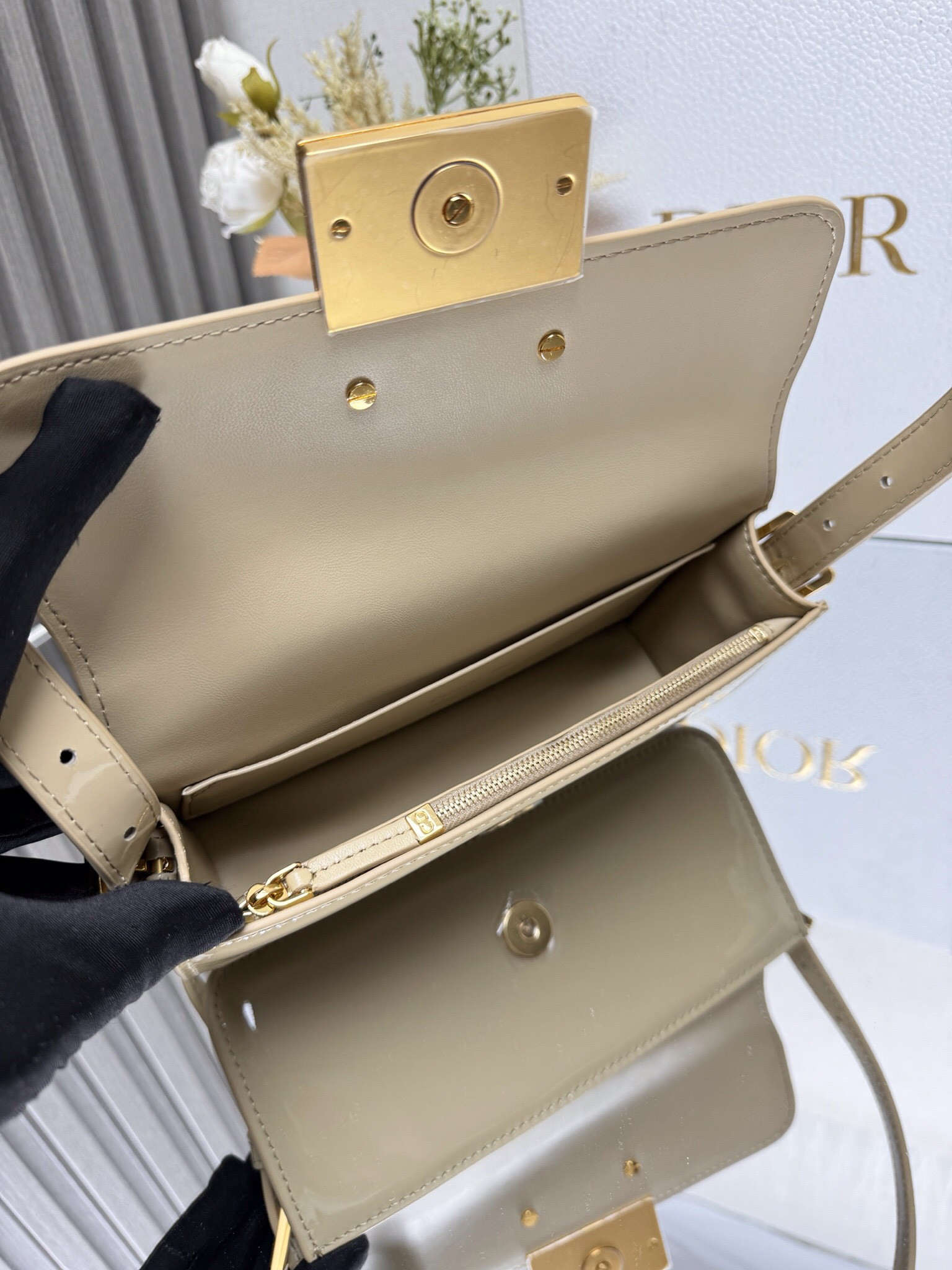 Dior Miss Dior flap bag 22 x 11 x 6 cm(Patent Calfskin)