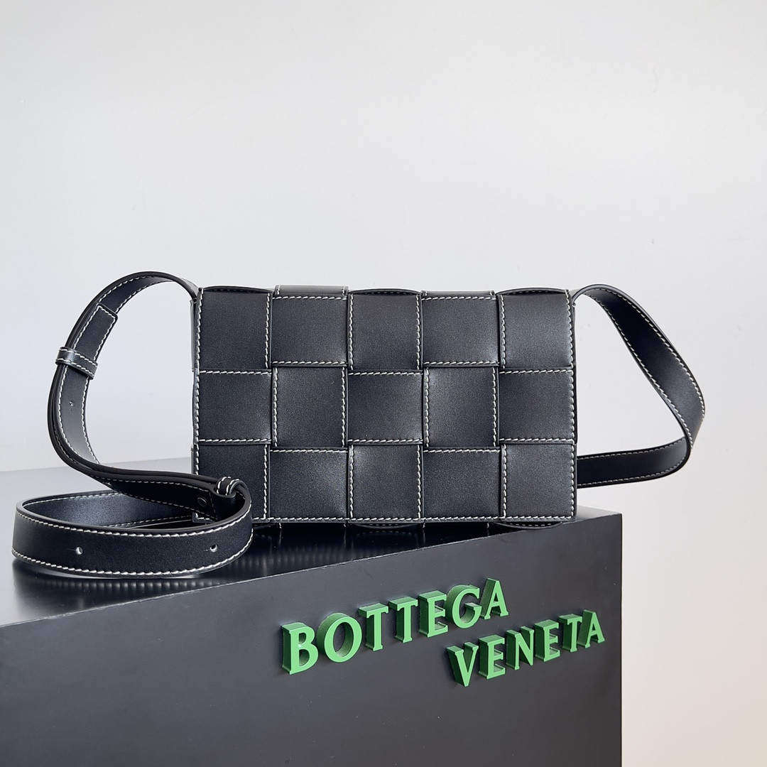 Bottega Veneta Cassette 15x23x5cm