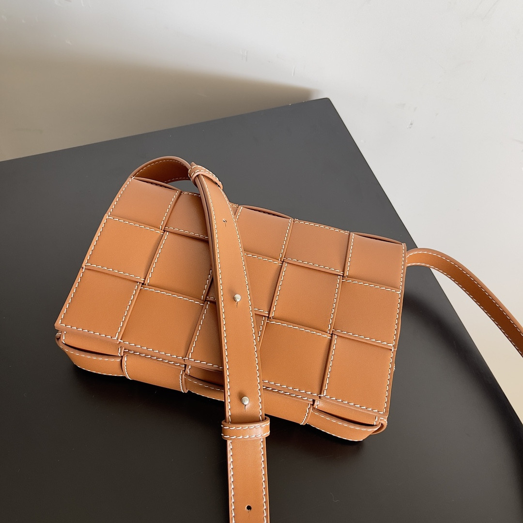 Bottega Veneta Cassette 15x23x5cm