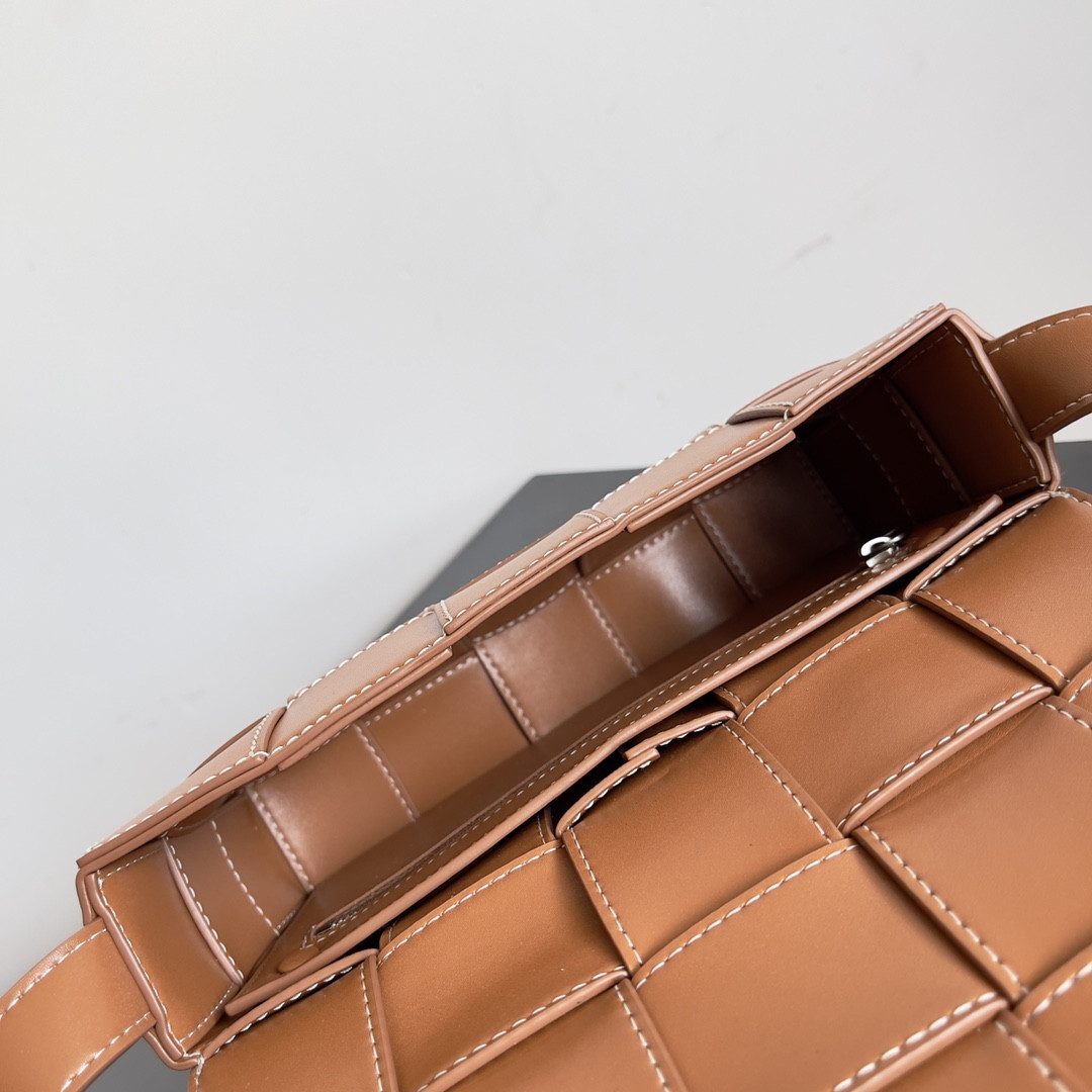 Bottega Veneta Cassette 15x23x5cm