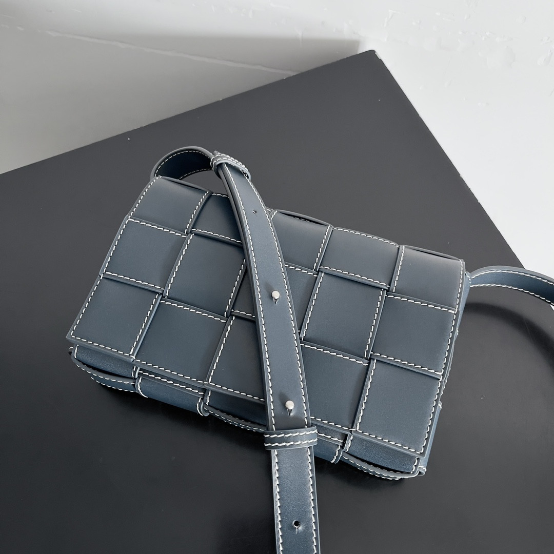 Bottega Veneta Cassette 15x23x5cm