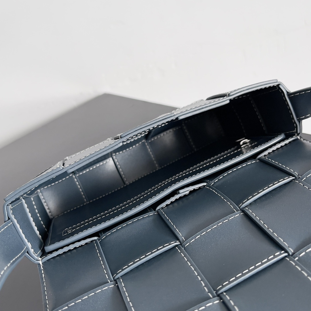 Bottega Veneta Cassette 15x23x5cm