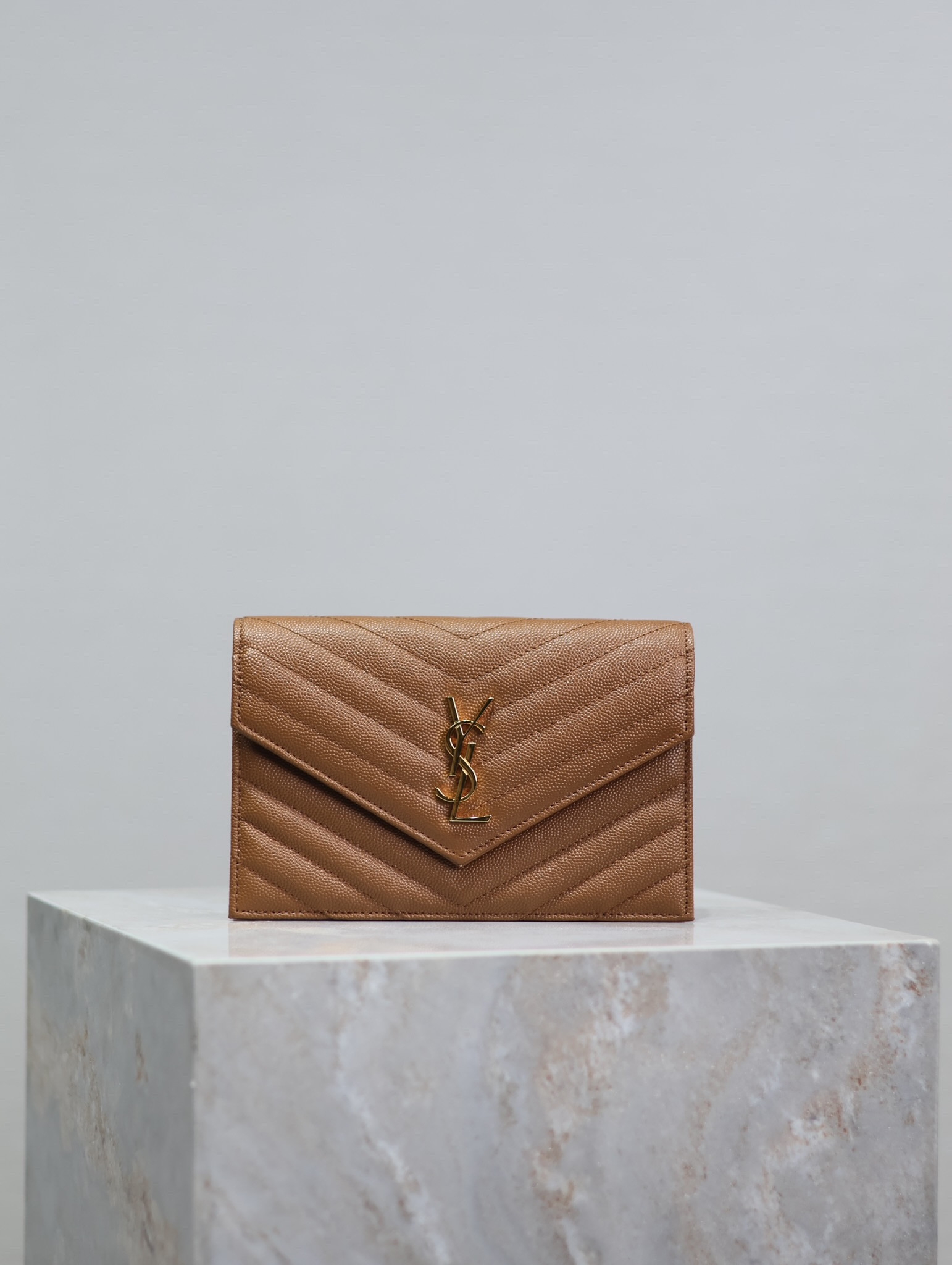 YSL Cassandra WOC envelope chain wallet in grained poudre leather 19 x 12.5 x 3.5 cm