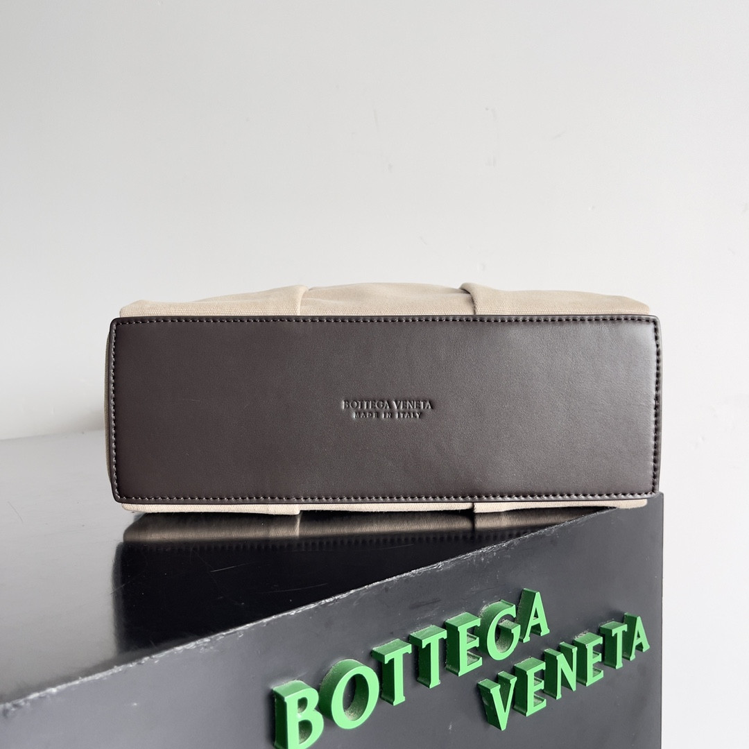 Bottega Veneta Medium Arco Camera Bag  19x27x9cm