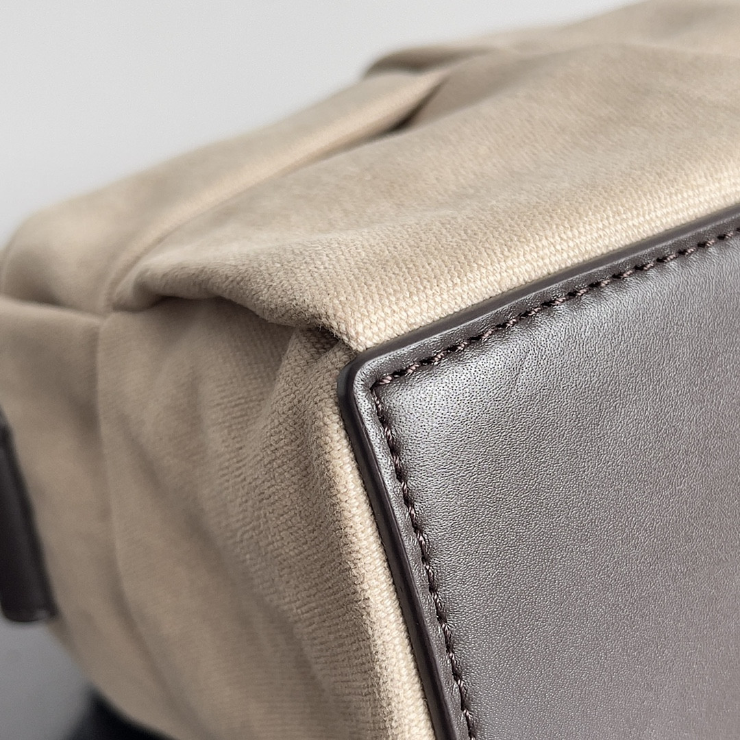 Bottega Veneta Medium Arco Camera Bag  19x27x9cm