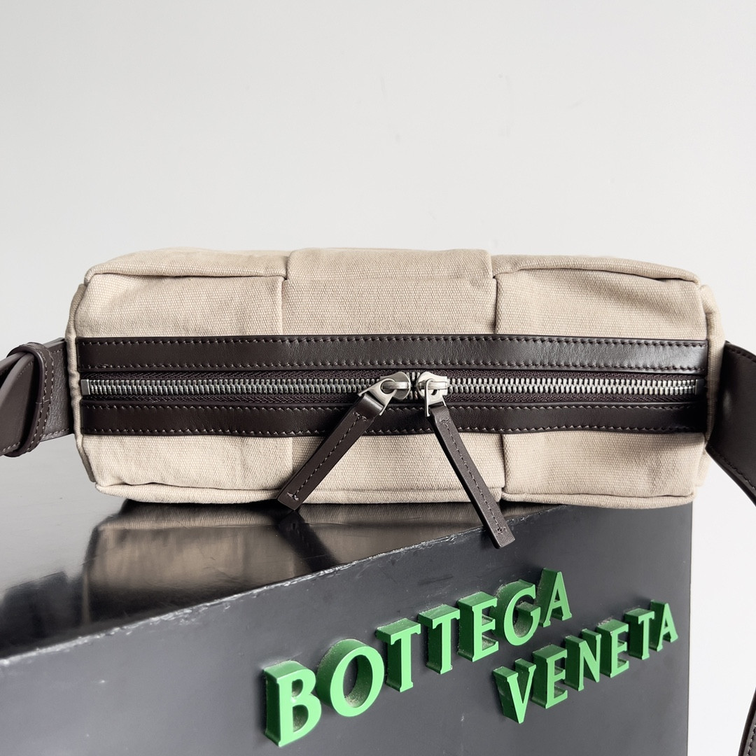 Bottega Veneta Medium Arco Camera Bag  19x27x9cm