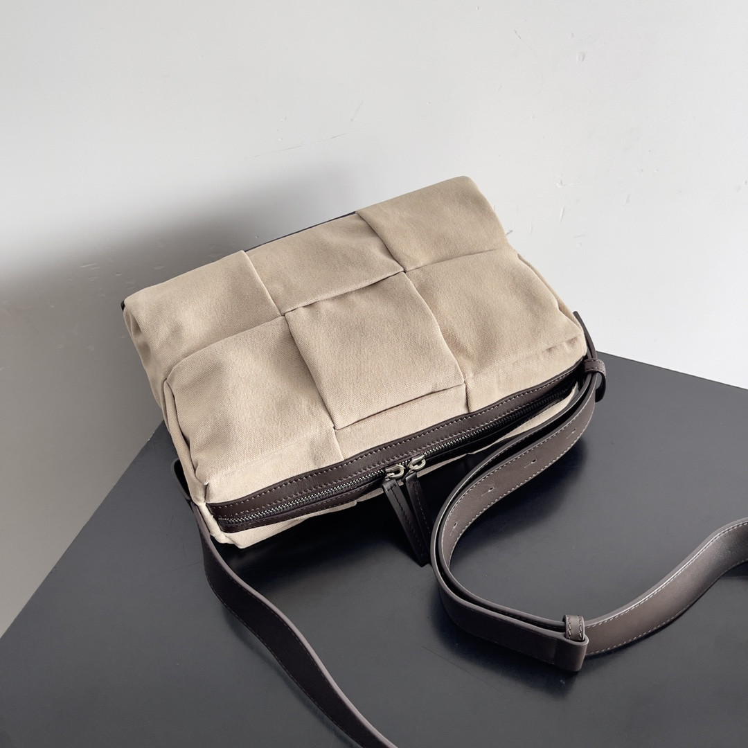 Bottega Veneta Medium Arco Camera Bag  19x27x9cm