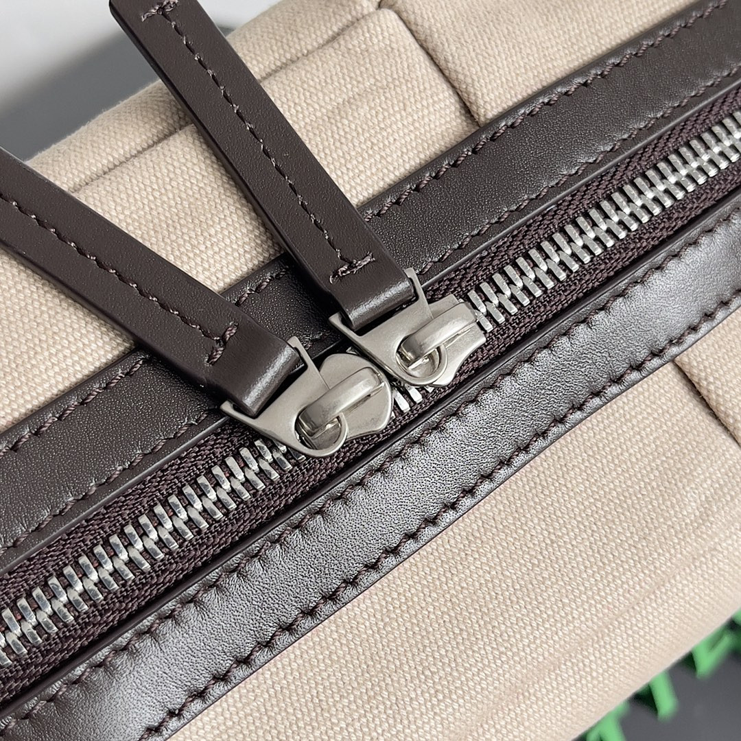 Bottega Veneta Medium Arco Camera Bag  19x27x9cm