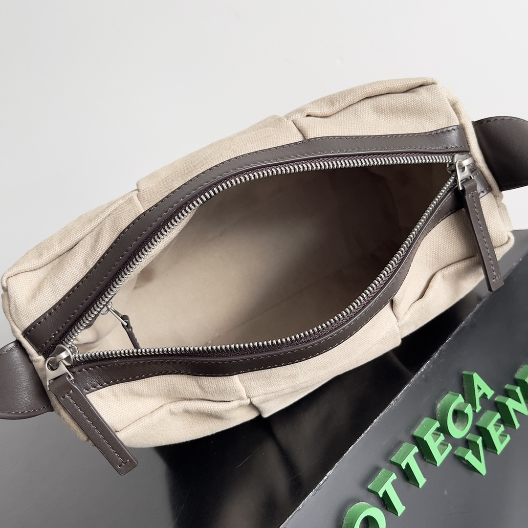 Bottega Veneta Medium Arco Camera Bag  19x27x9cm