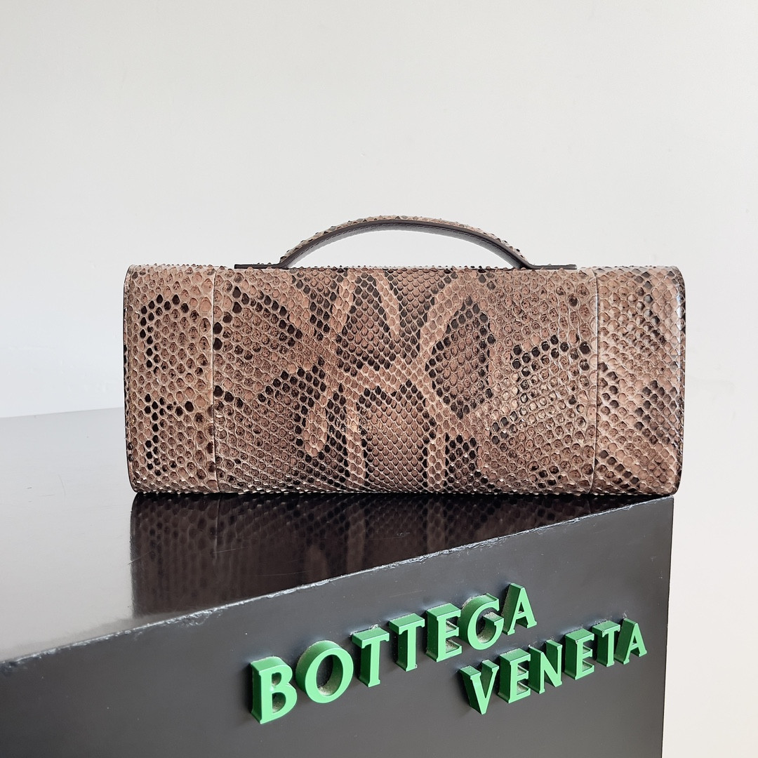 Bottega Veneta Andiamo Clutch 31x13x3cm