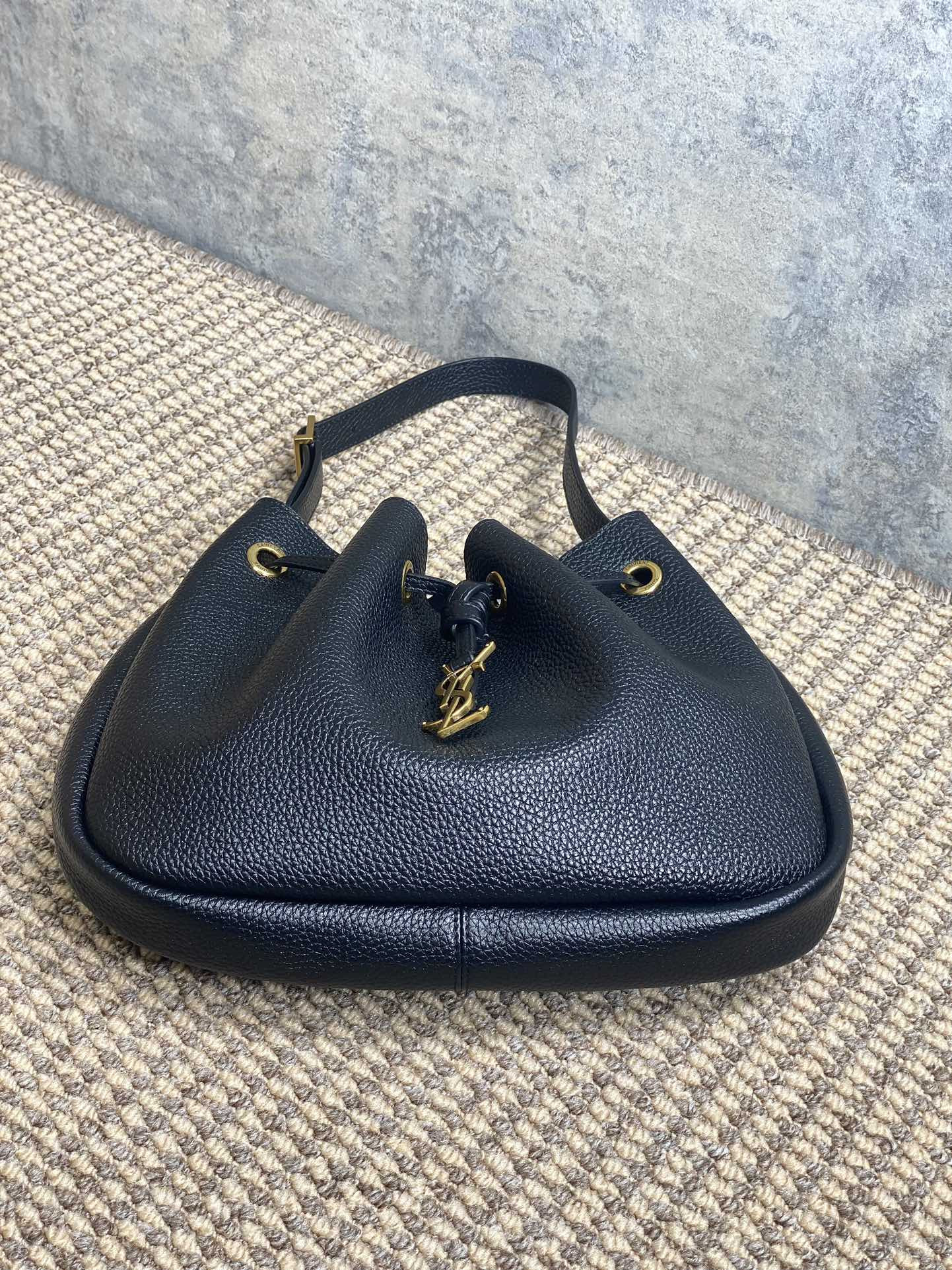 YSL PARIS VII small hobo in grained leather 30X25X3cm