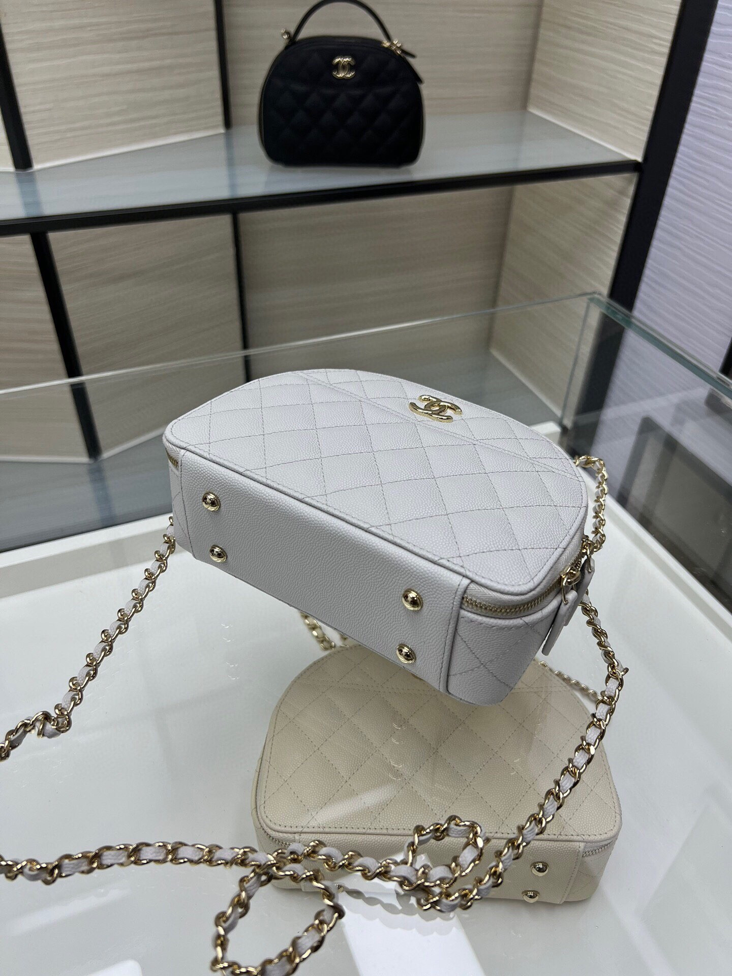 Chanel 25C Chain shell bag 18X16X6cm