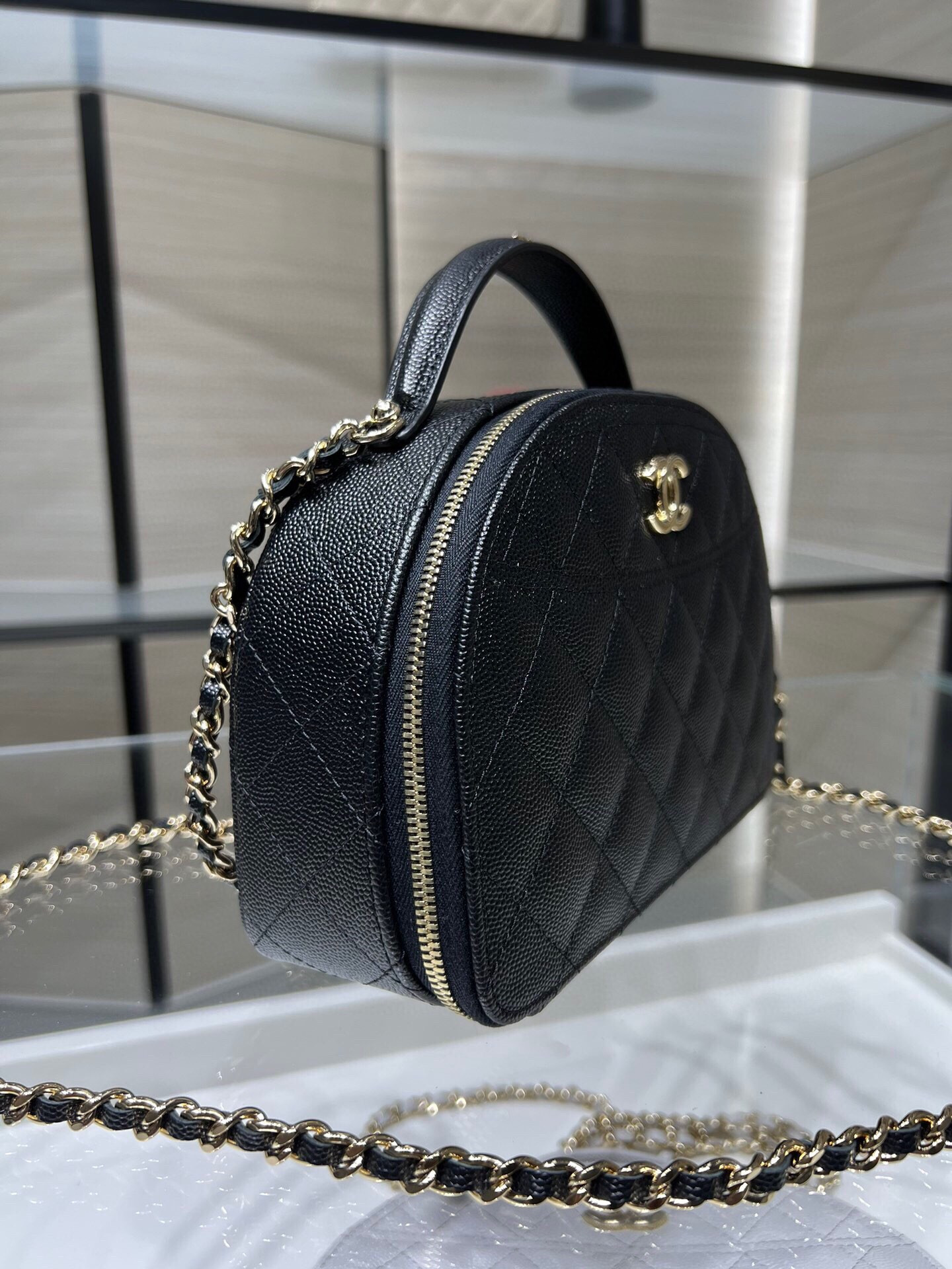 Chanel 25C Chain shell bag 18X16X6cm