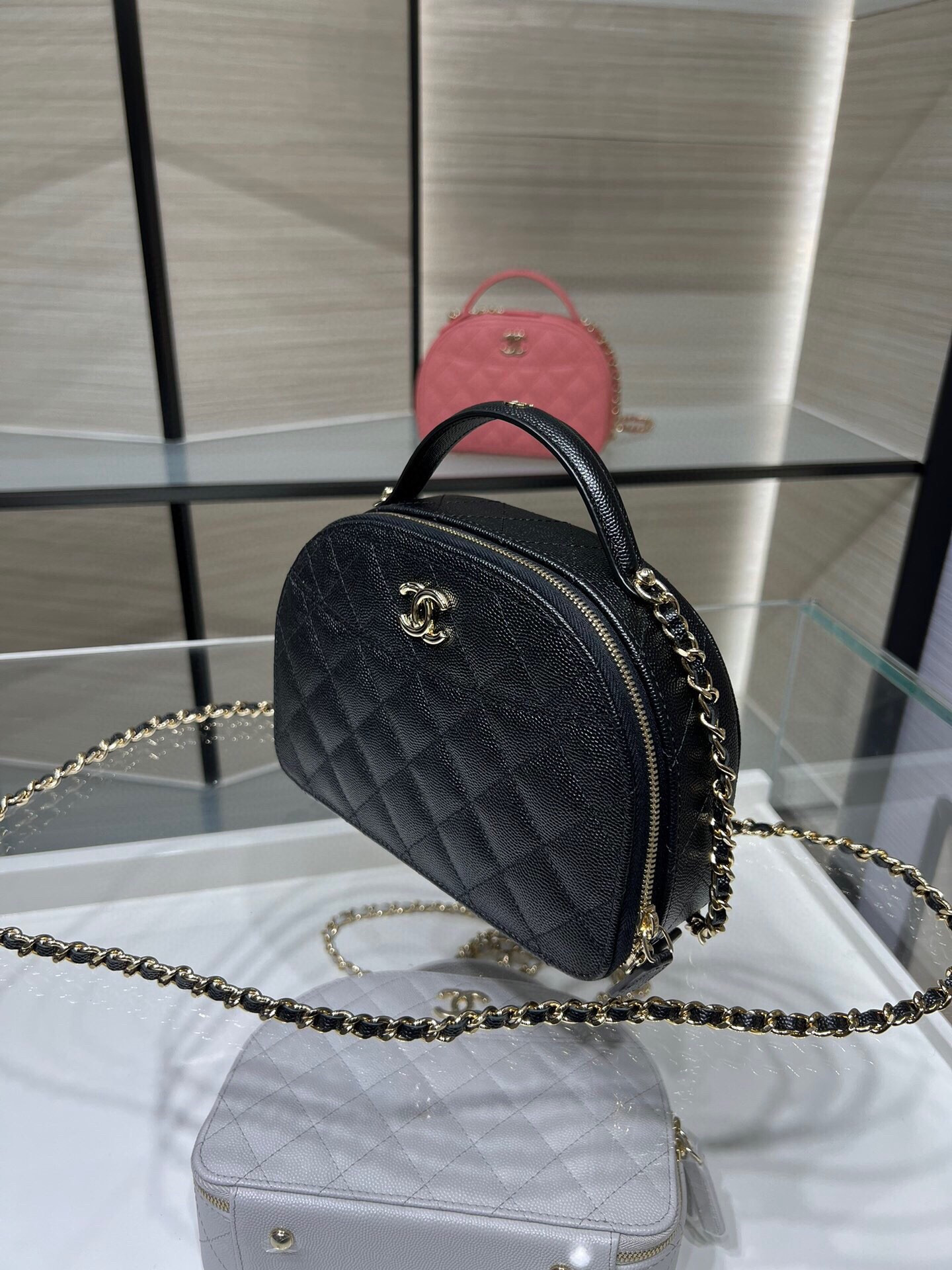 Chanel 25C Chain shell bag 18X16X6cm