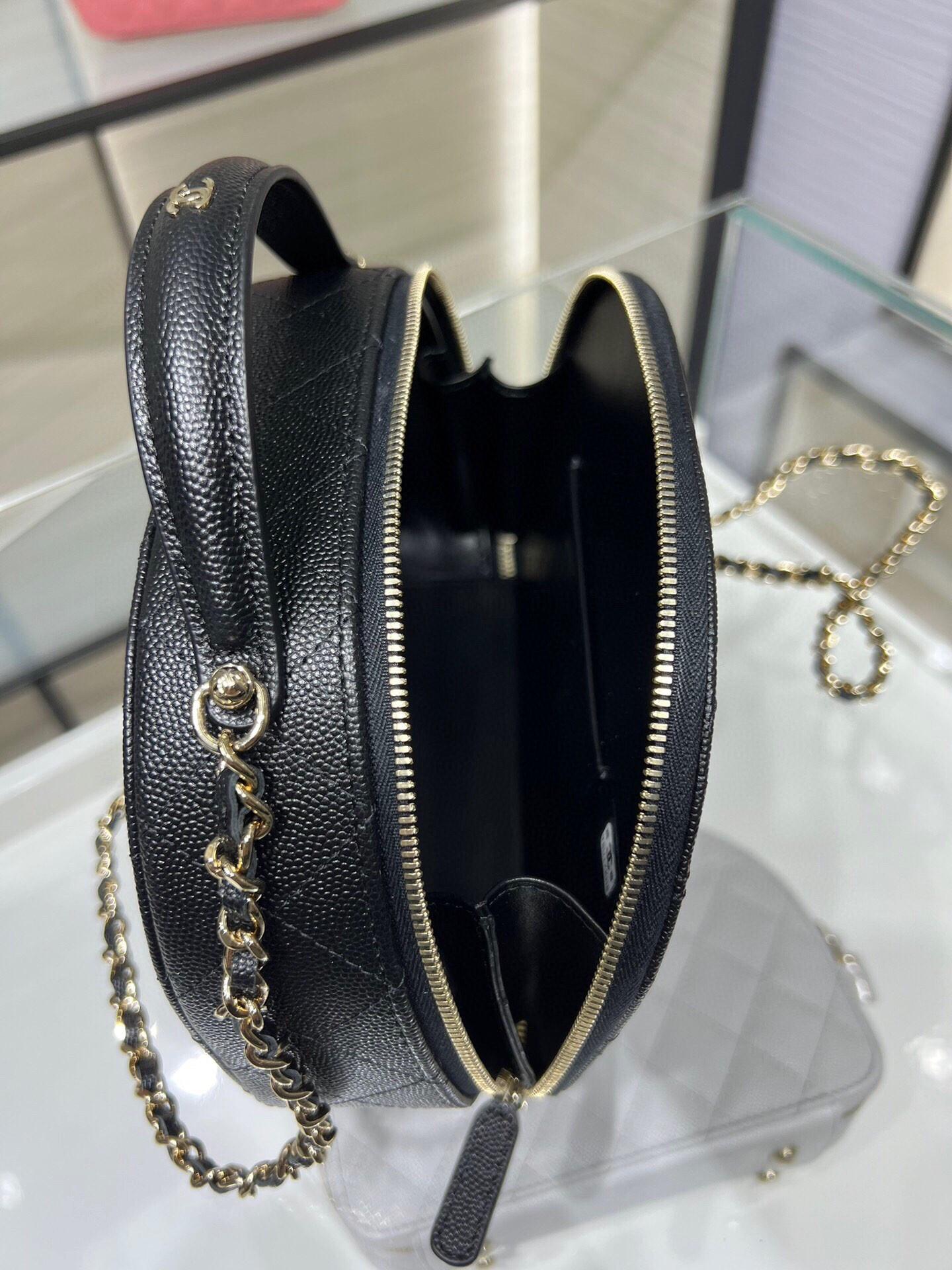 Chanel 25C Chain shell bag 18X16X6cm