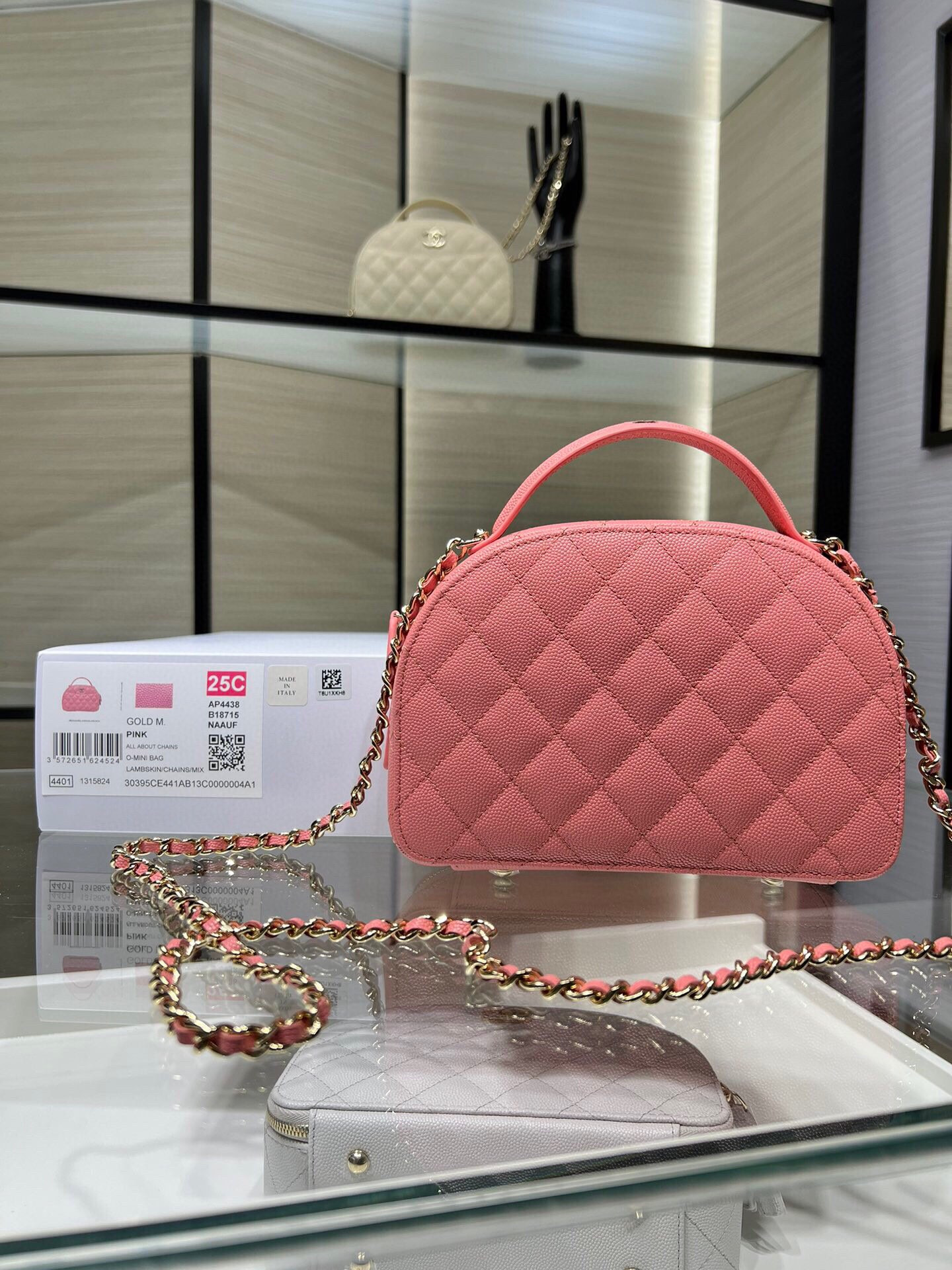 Chanel 25C Chain shell bag 18X16X6cm