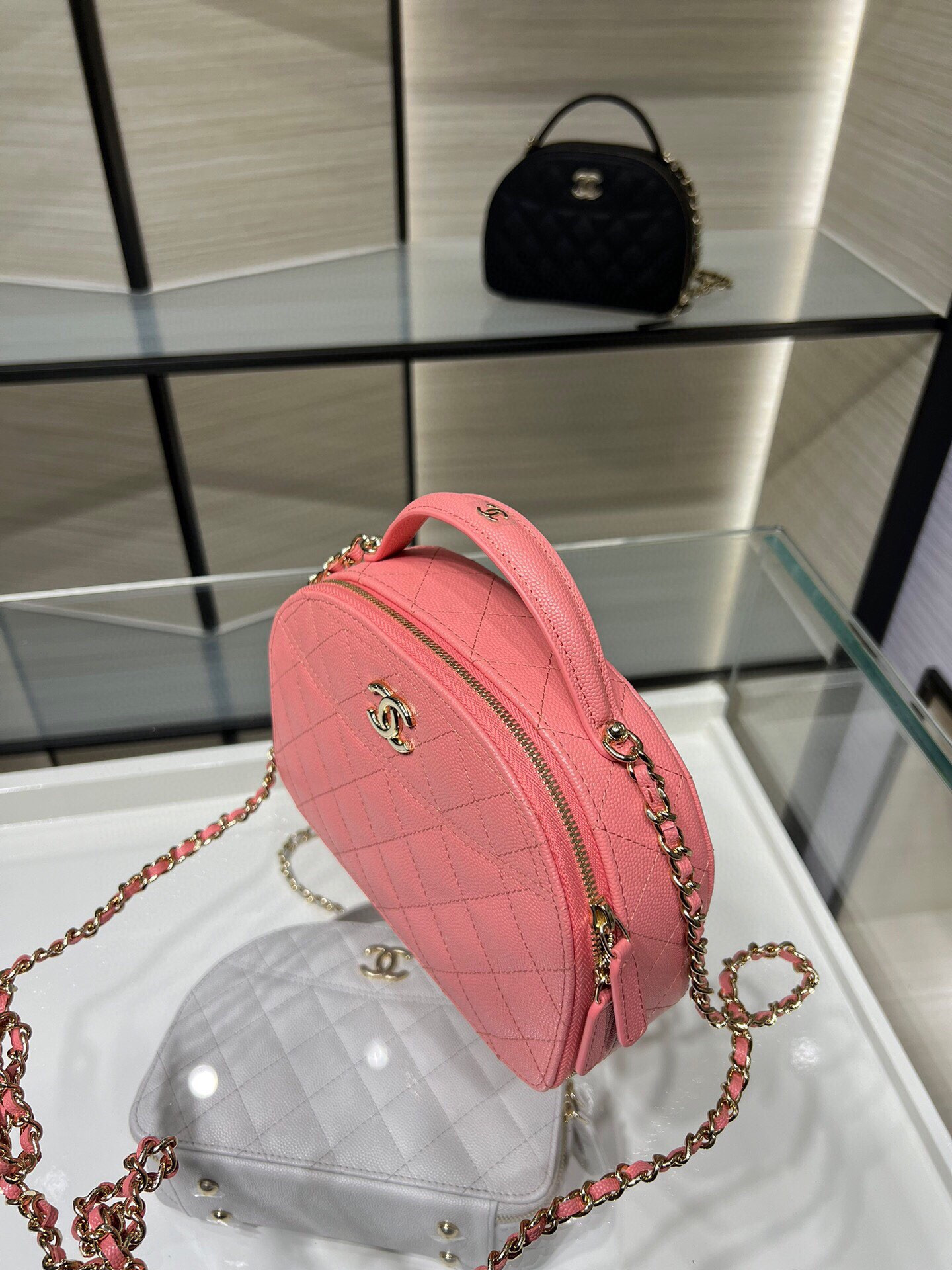 Chanel 25C Chain shell bag 18X16X6cm