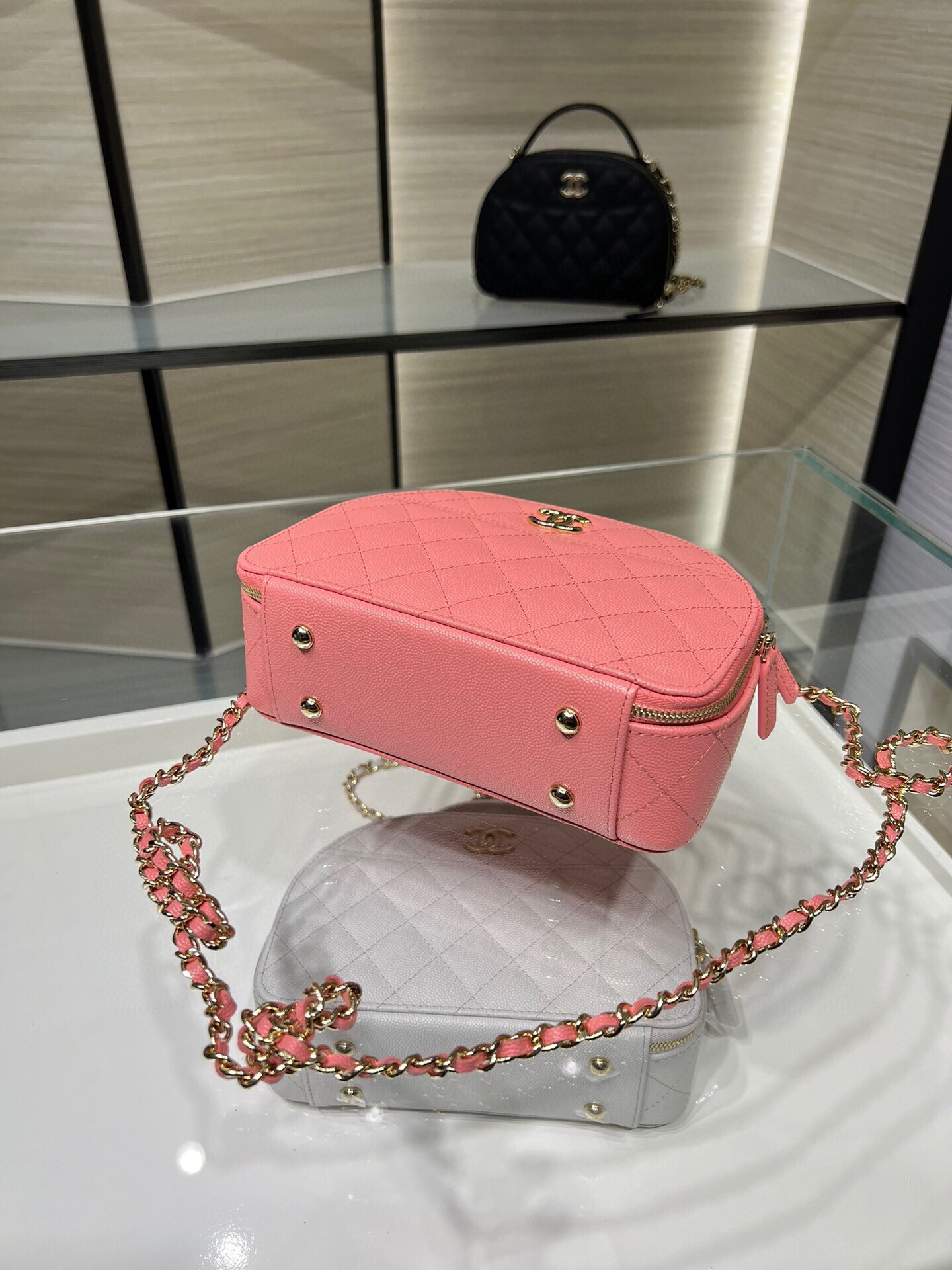 Chanel 25C Chain shell bag 18X16X6cm