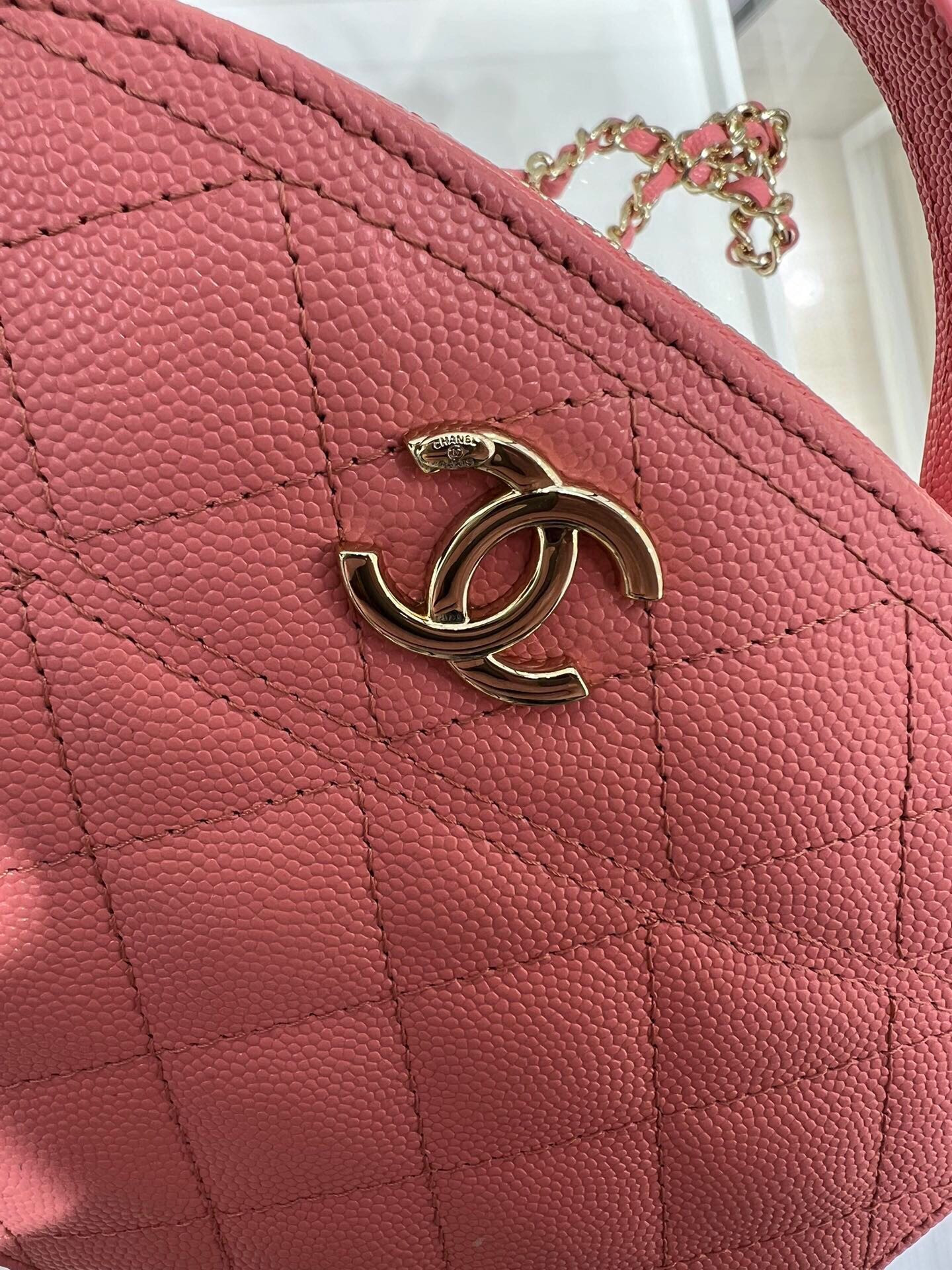 Chanel 25C Chain shell bag 18X16X6cm