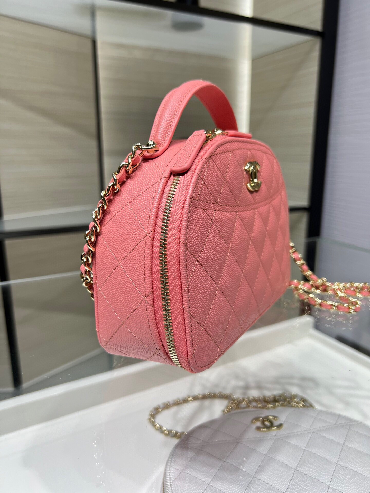 Chanel 25C Chain shell bag 18X16X6cm