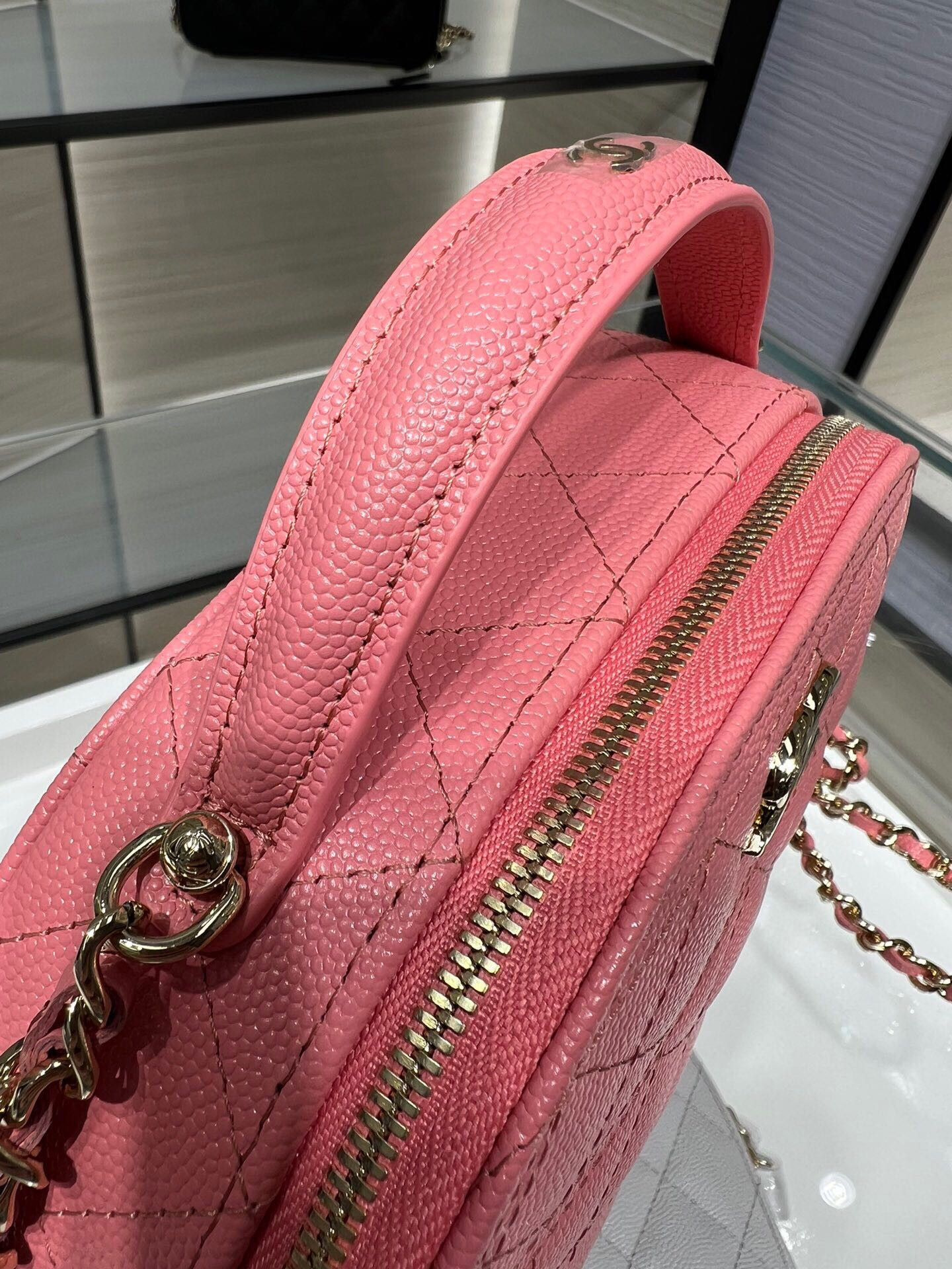 Chanel 25C Chain shell bag 18X16X6cm