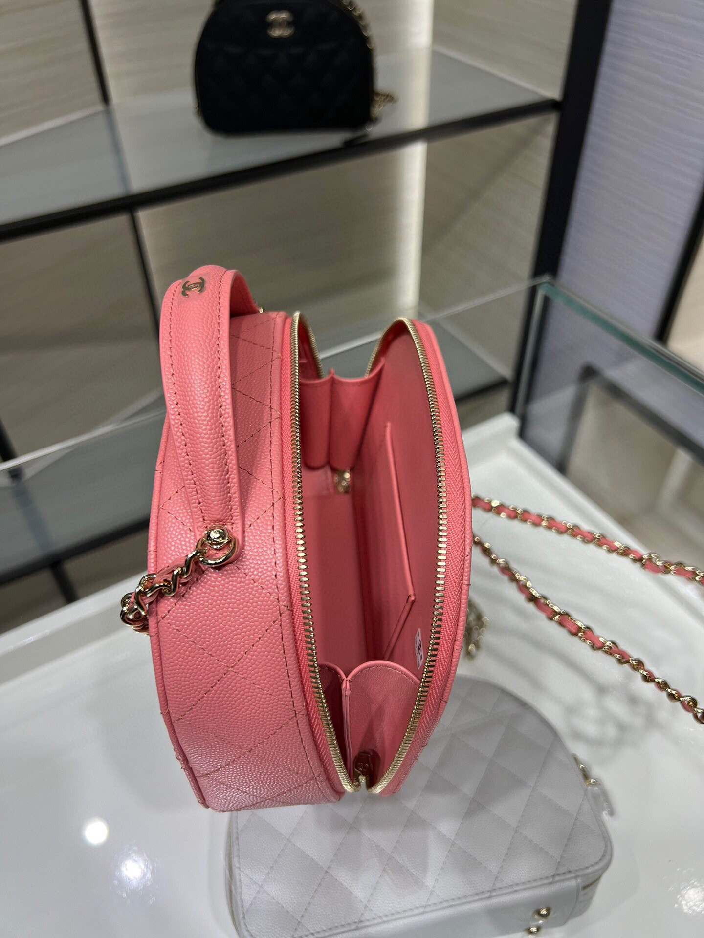 Chanel 25C Chain shell bag 18X16X6cm