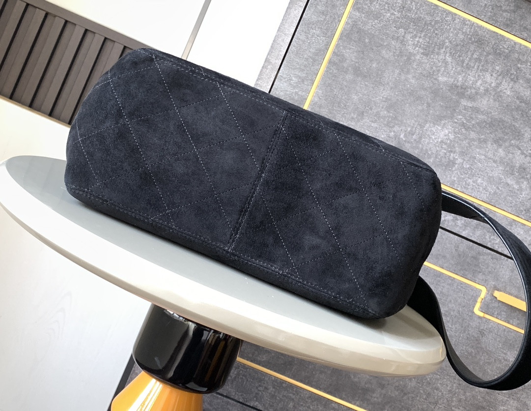 CHANEL Vintage bag 28x12.5x24cm