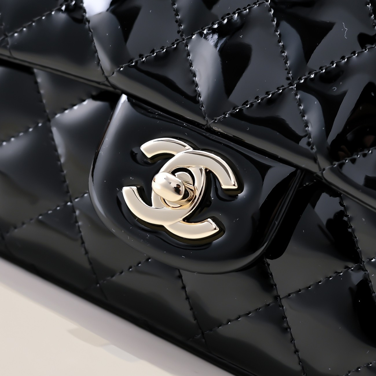 CHANEL Mini Classic Handbag With Top Handle 20x12x6cm