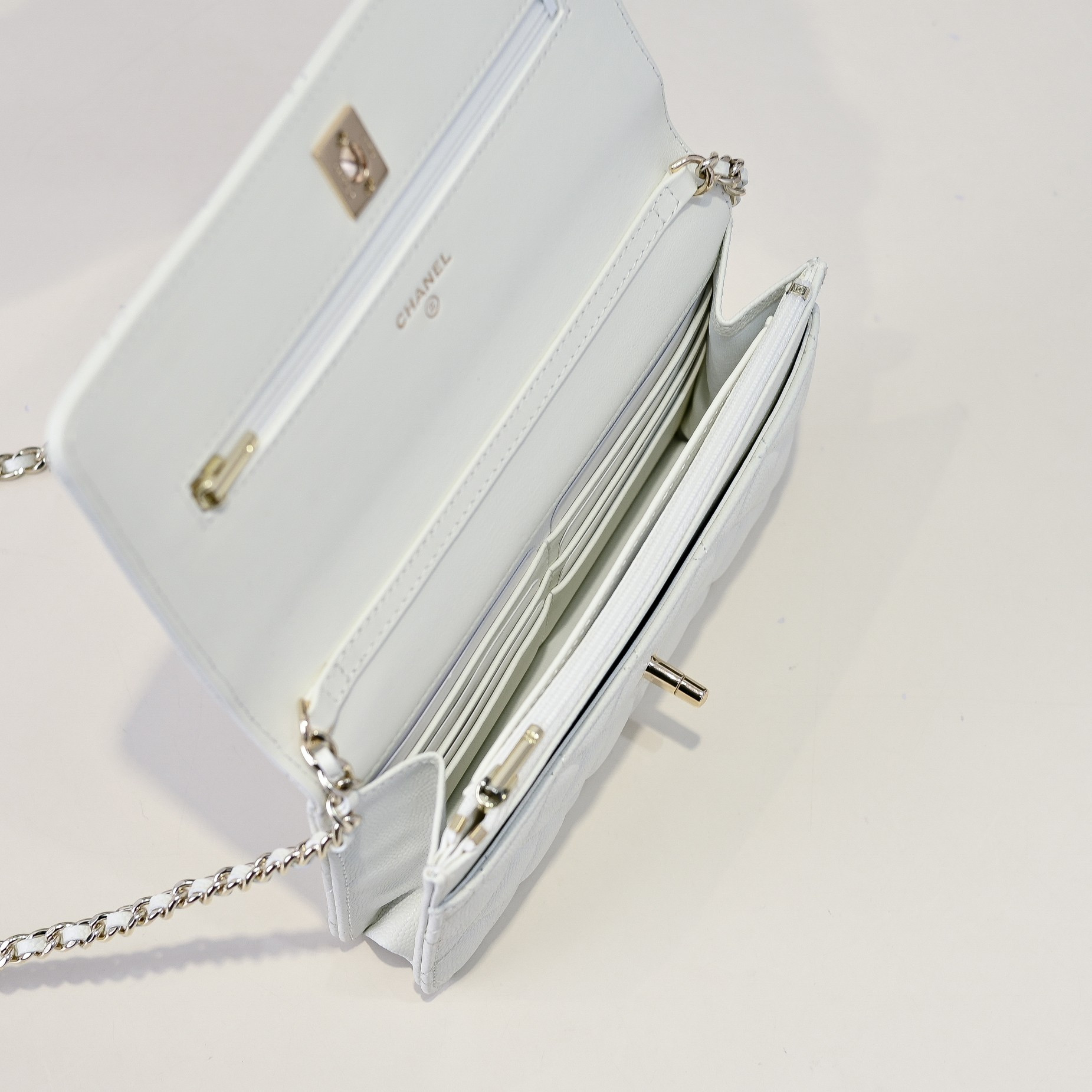 CHANEL WOC CLASSIC WALLET ON CHAIN 12.3x19.2x3.5cm