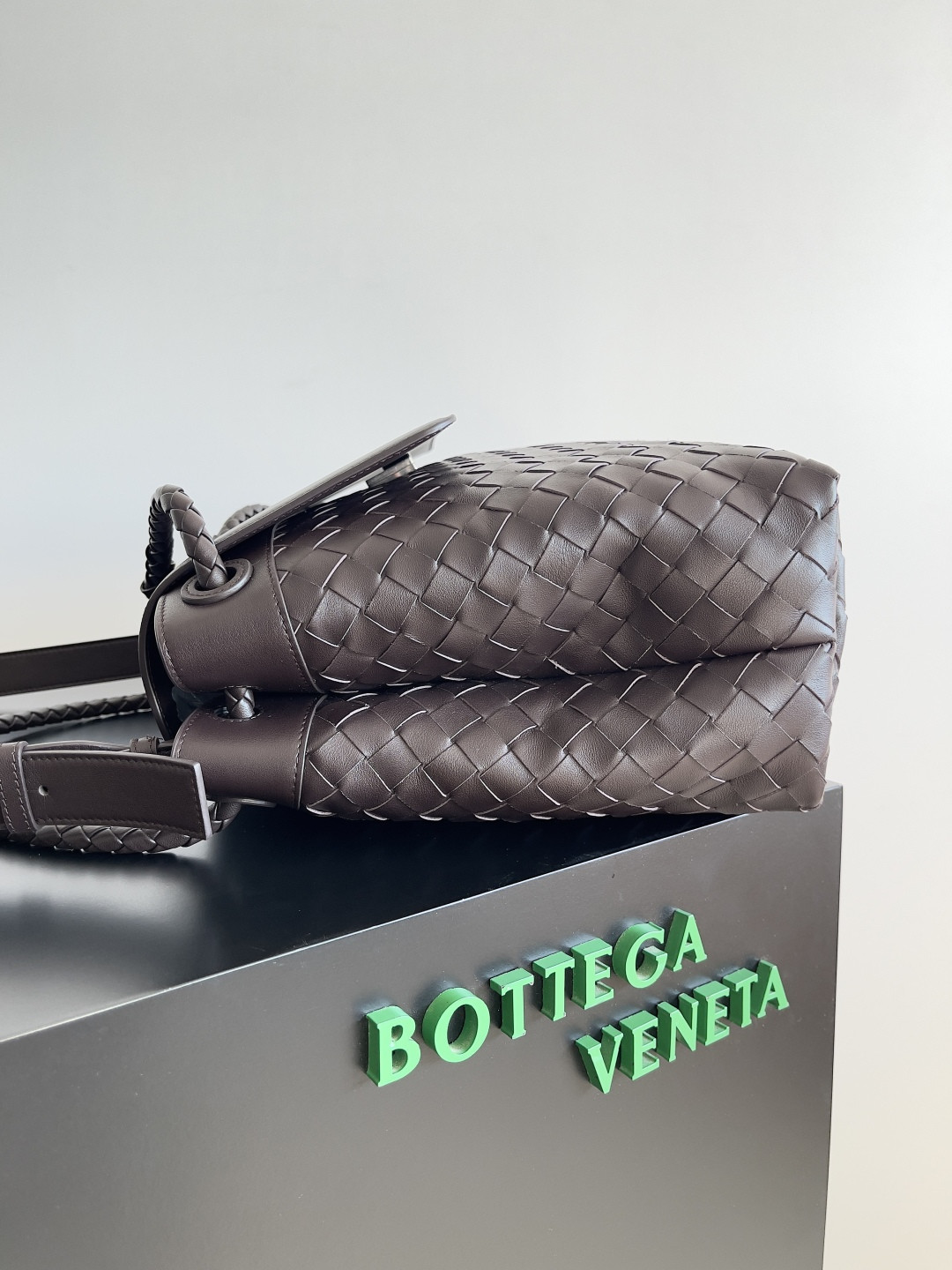 Bottega Veneta Medium Andiamo Messenger 37x26x13cm