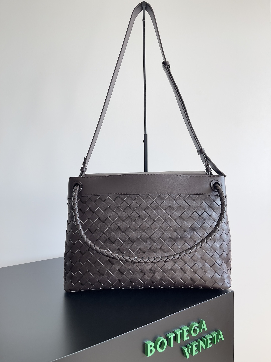 Bottega Veneta Medium Andiamo Messenger 37x26x13cm