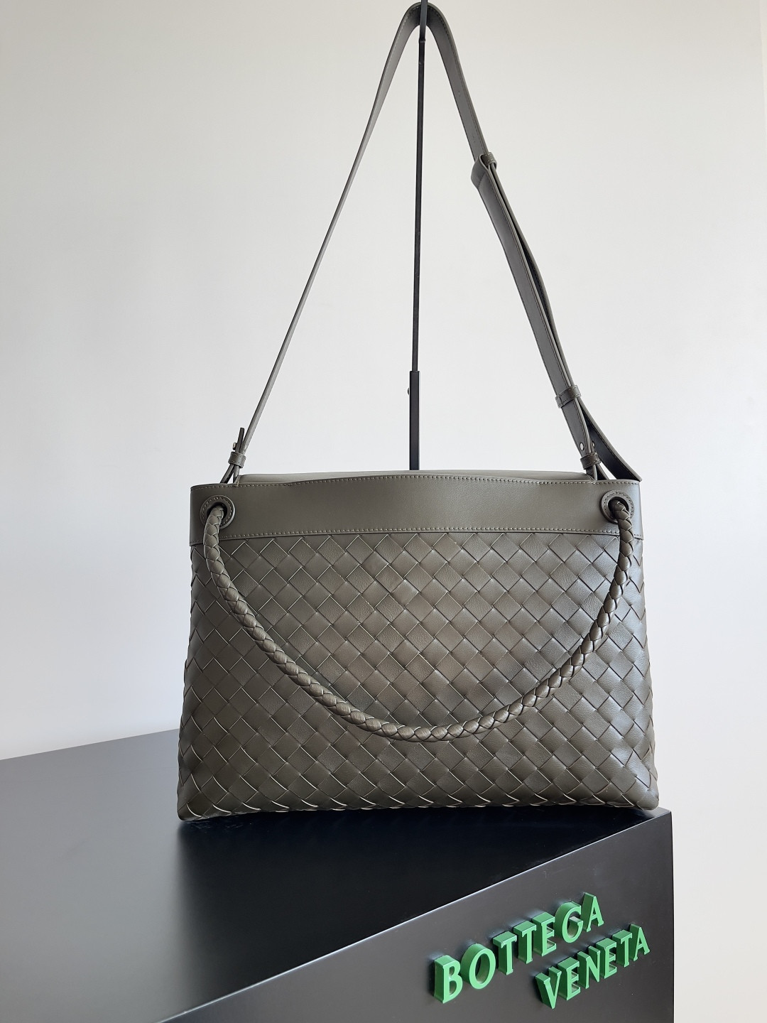 Bottega Veneta Medium Andiamo Messenger 37x26x13cm