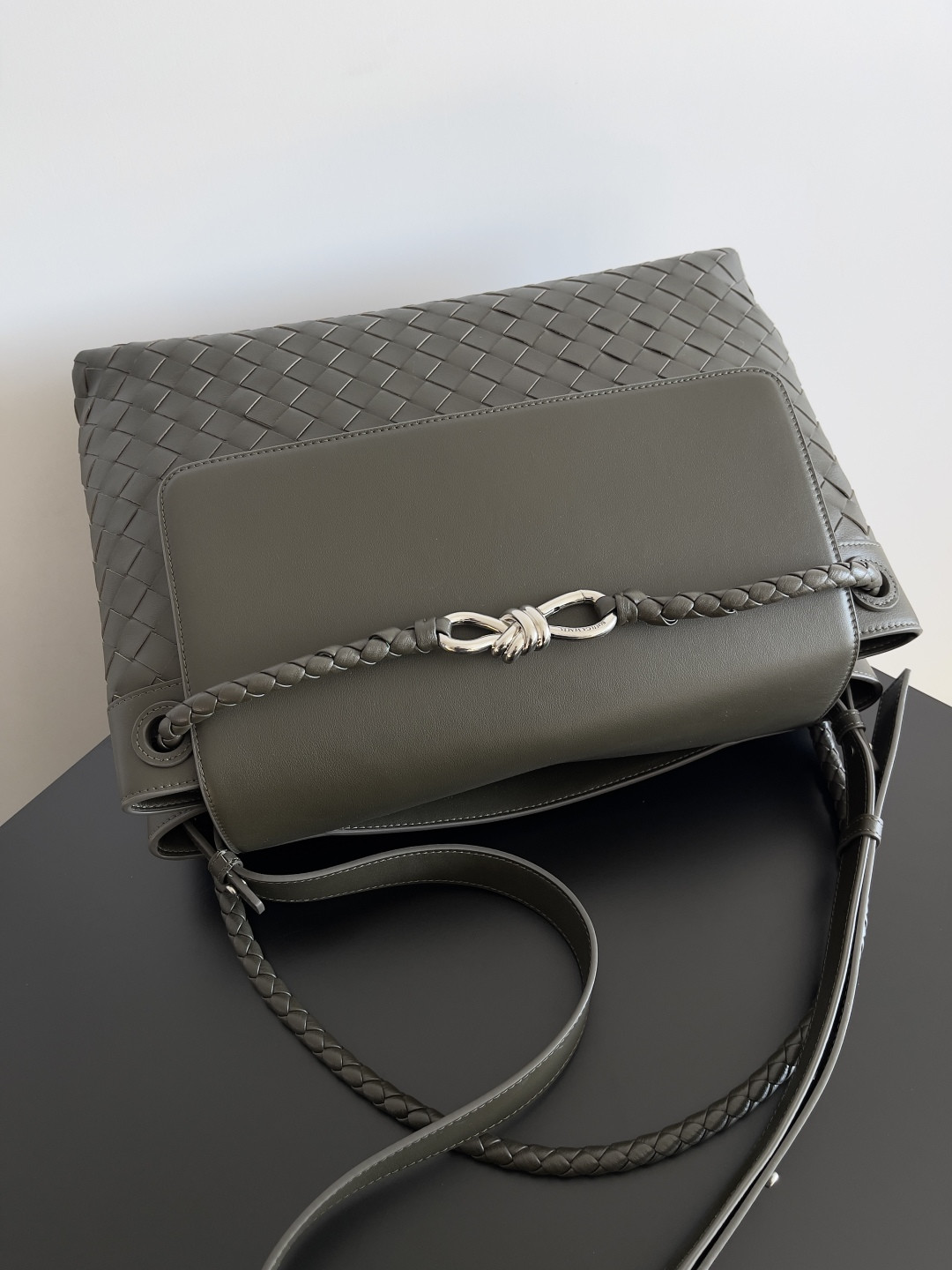 Bottega Veneta Medium Andiamo Messenger 37x26x13cm