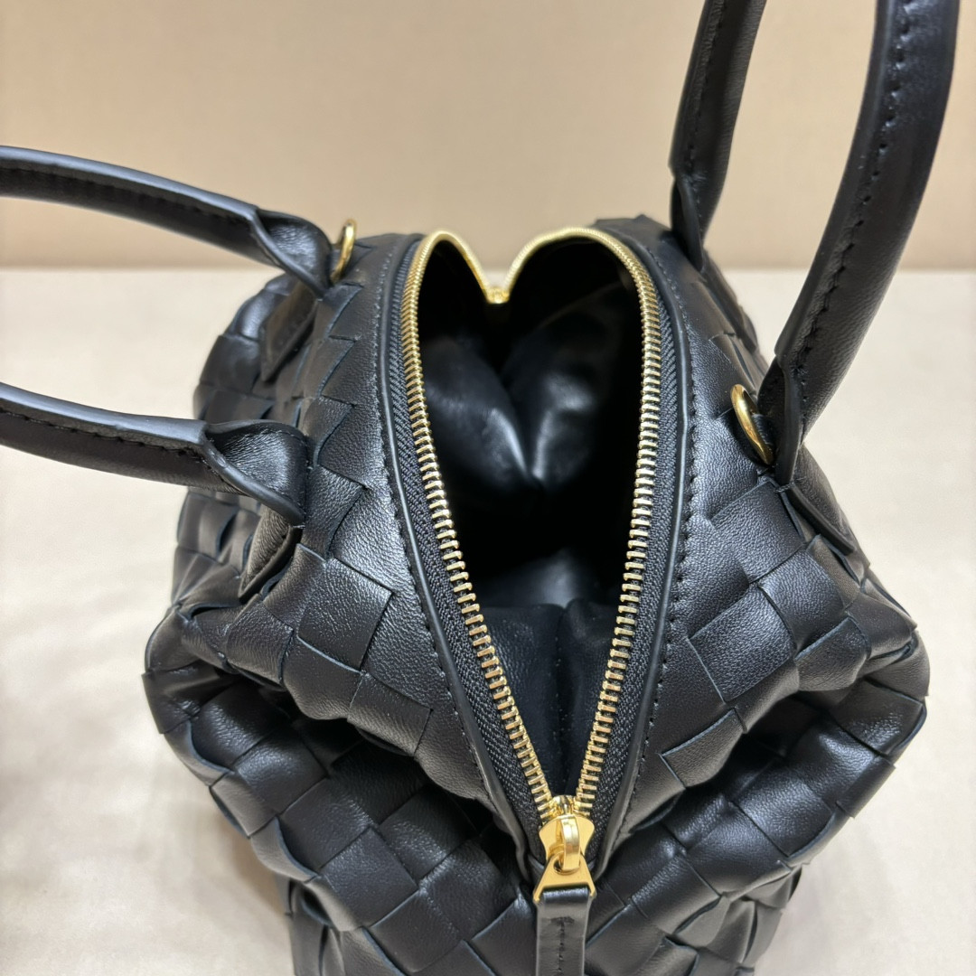 Bottega Veneta bauletto bag 20.5x15.5x10cm