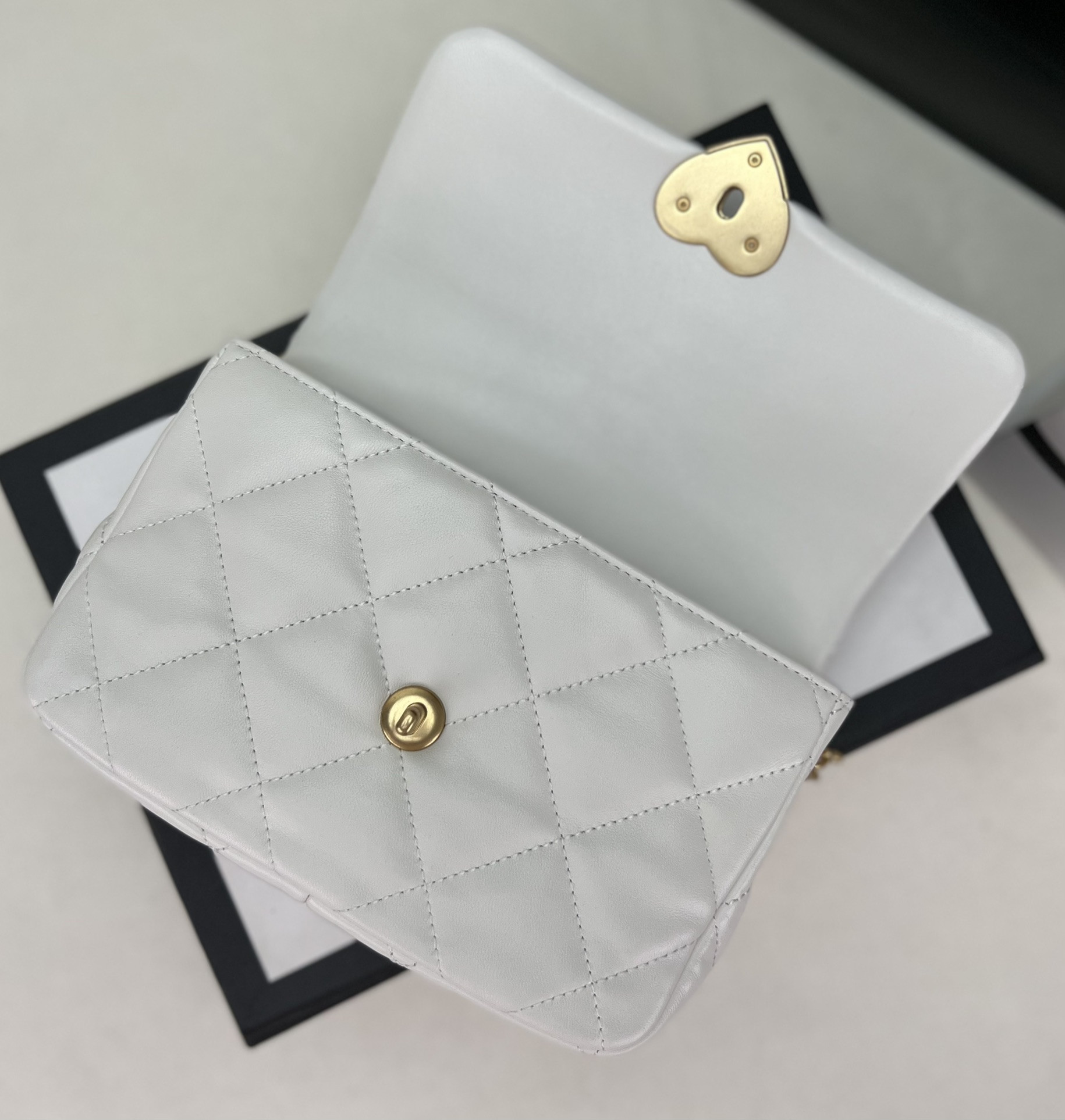 Chanel FLAP HANDBAG CF 21x14x6cm