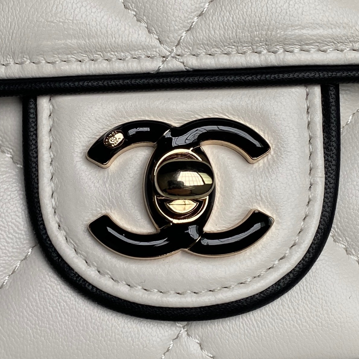 Chanel Mini Flap Bag AS5151 13.5 x 19.5 x 7cm