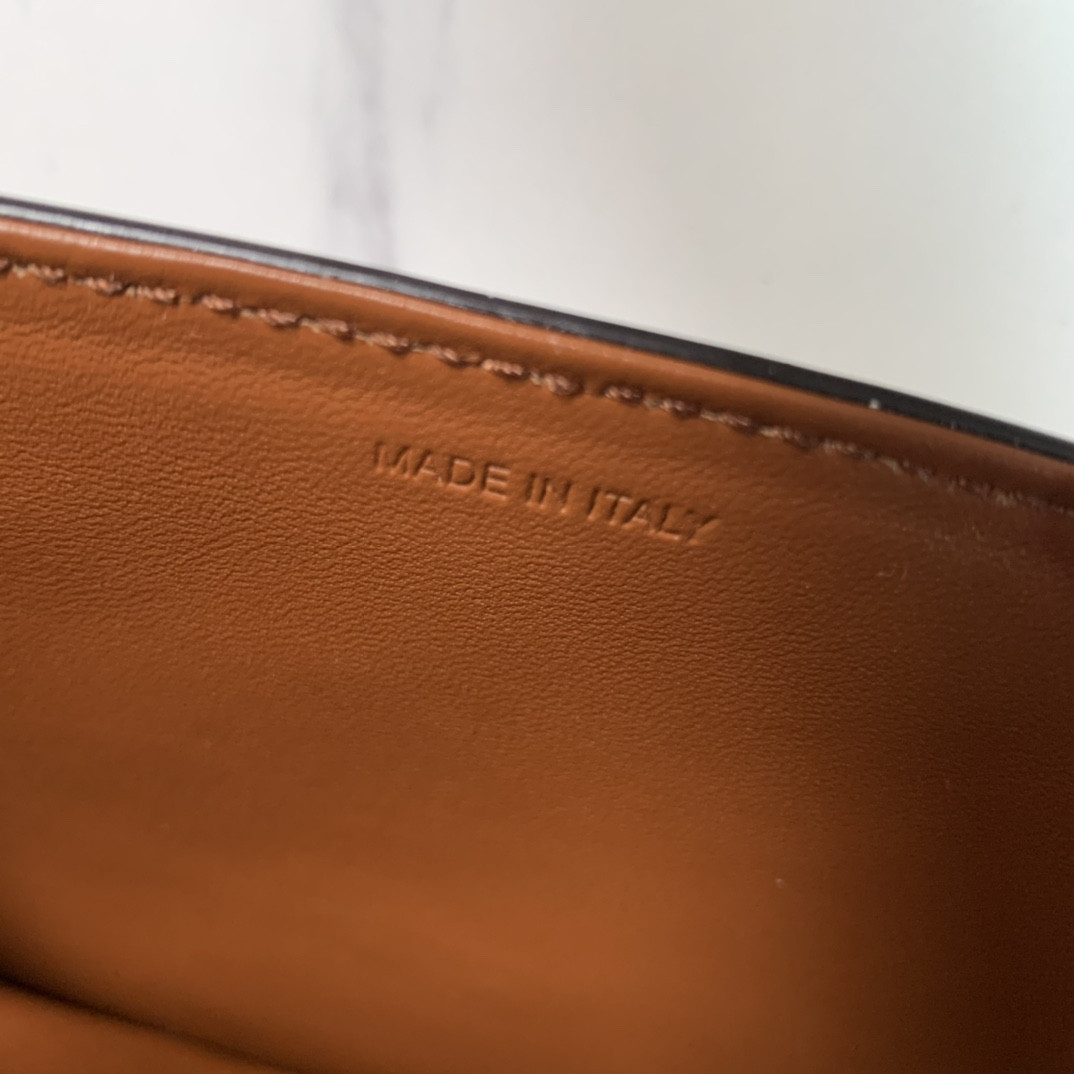 Celine Triomphe 22x16x6cm