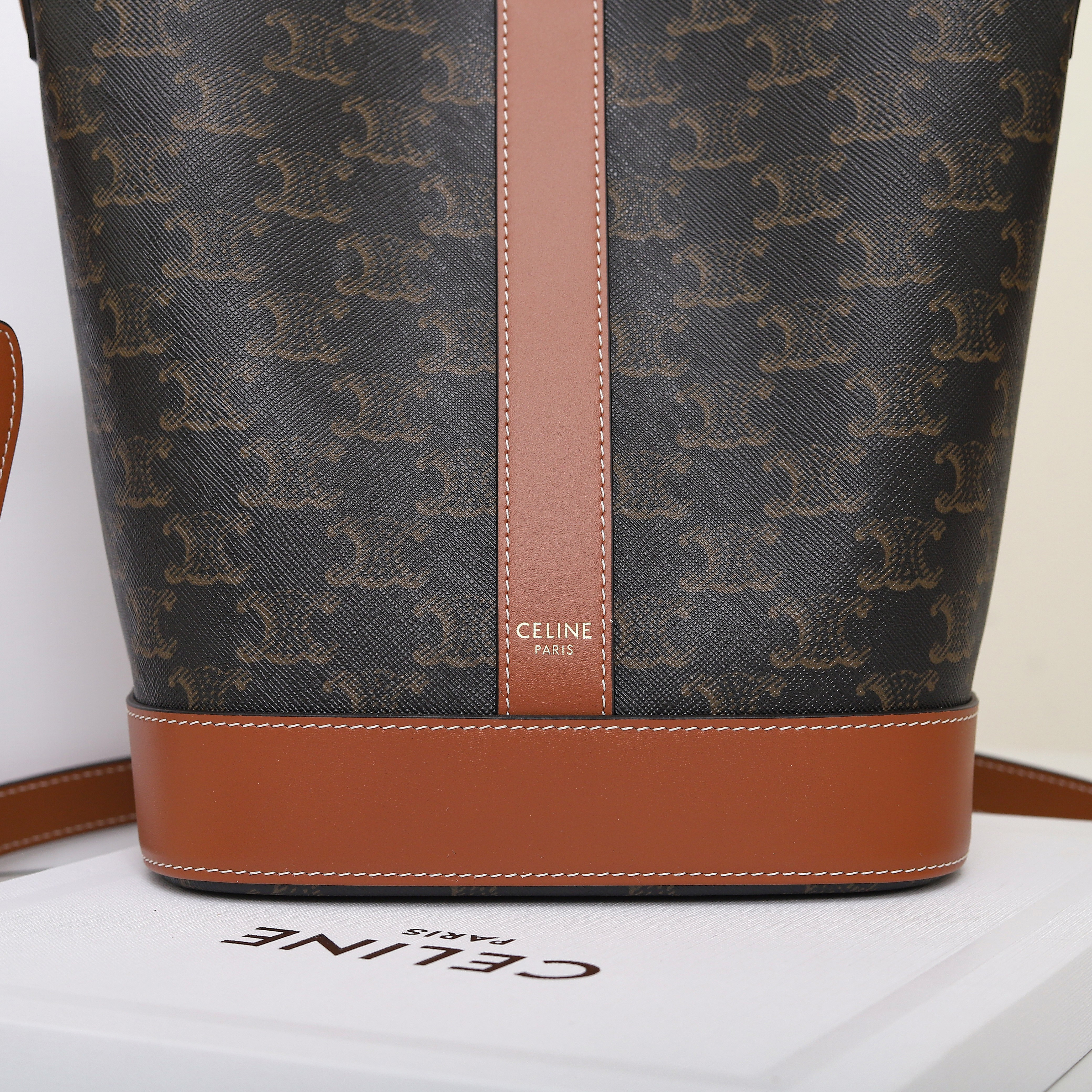 CELINE SMALL BUCKET IN TRIOMPHE CANVAS AND CALFSKIN 191442 30x22x13cm