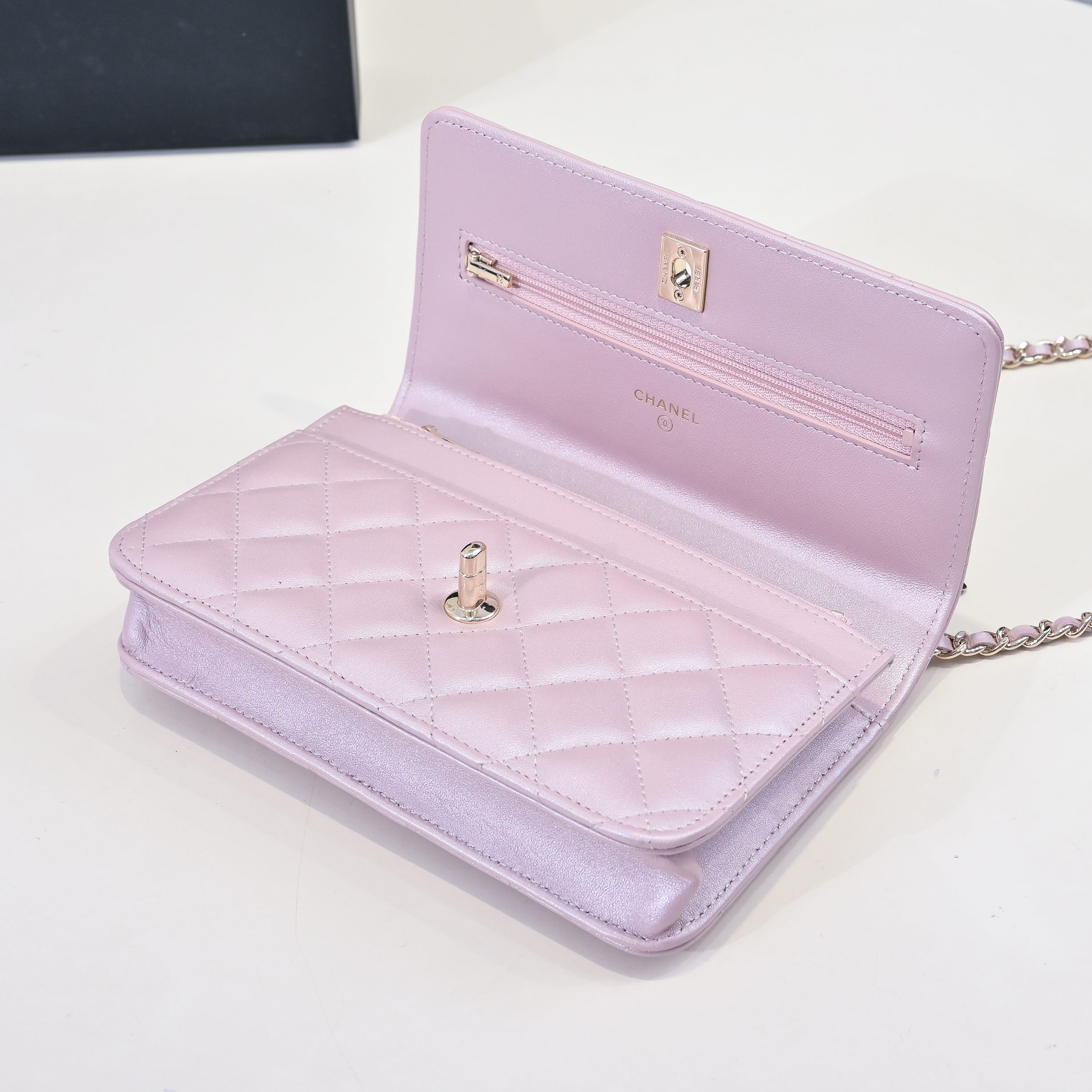 CHANEL SPRING-SUMMER 2025 PRE COLLECTION WALLET ON AP4537 19.5 × 13 × 3.5cm