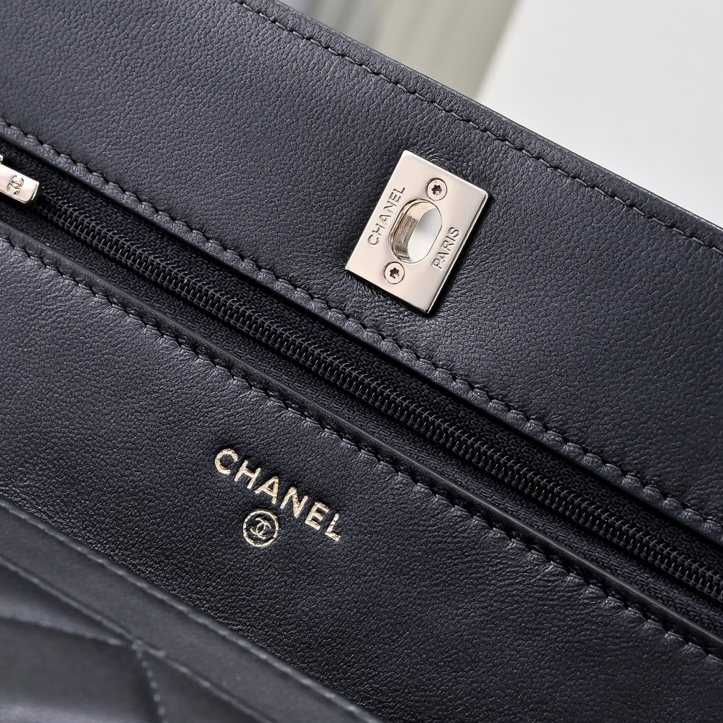 CHANEL SPRING-SUMMER 2025 PRE COLLECTION WALLET ON  BLACK AP4537 19.5 × 13 × 3.5 cm