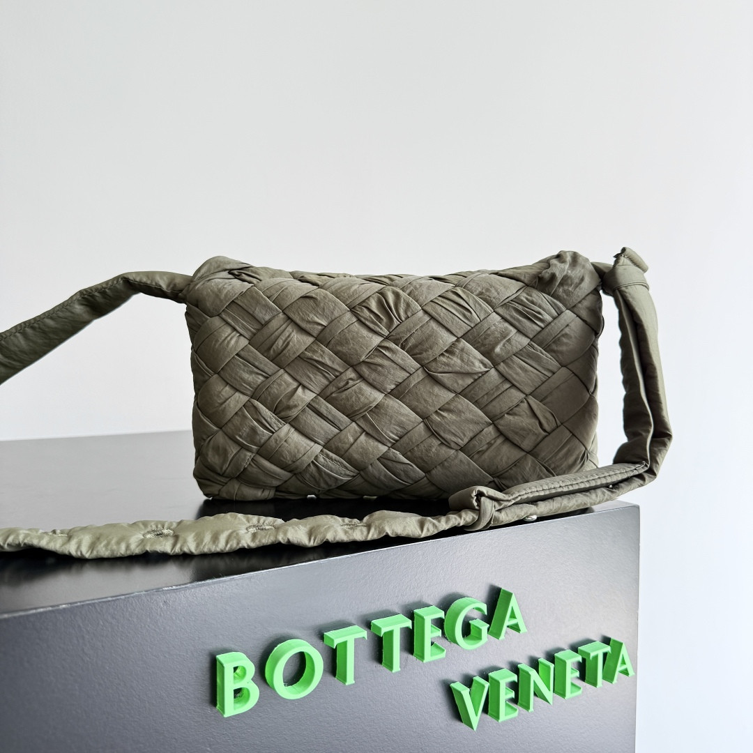 Bottega Veneta Small Rumple Messenger 21x14x5cm