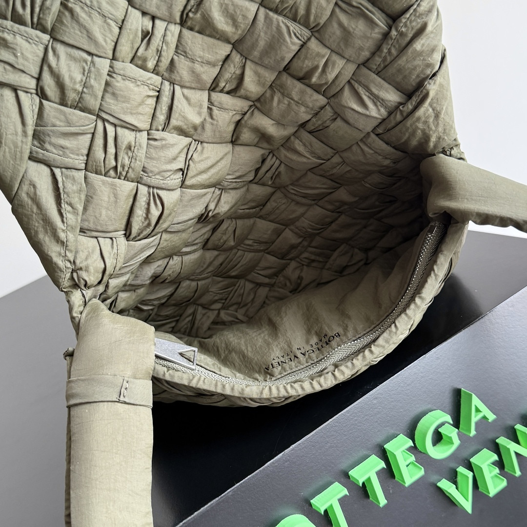 Bottega Veneta Small Rumple Messenger 21x14x5cm