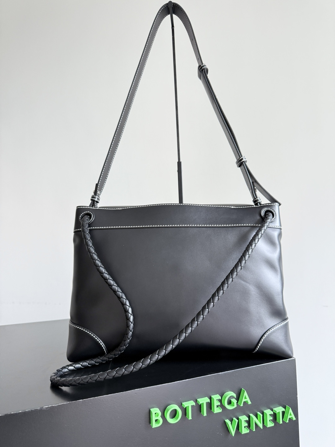 Bottega Veneta Medium Andiamo Messenger 37x26x13cm