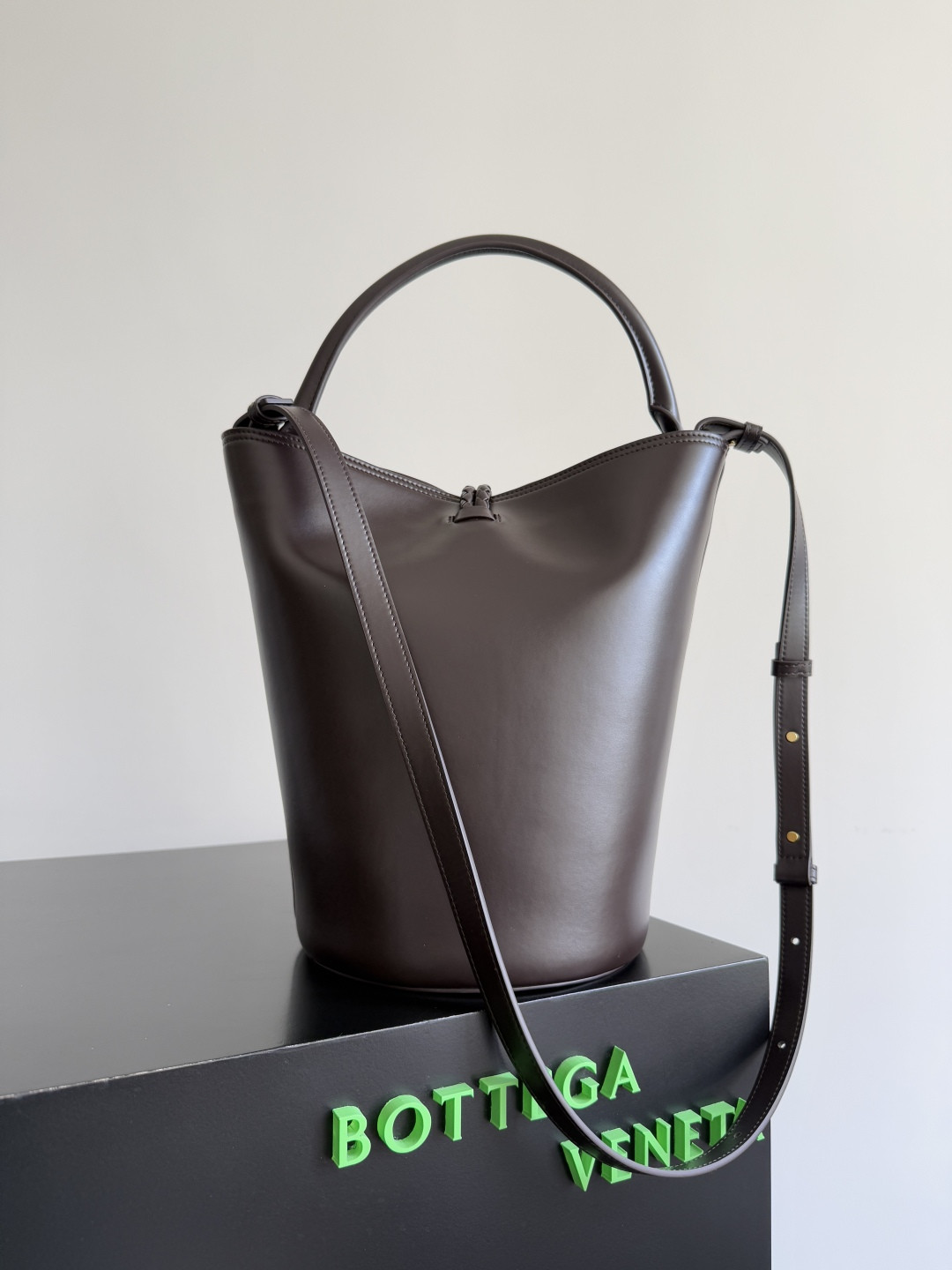 Bottega Veneta Medium Liberta Bucket 30x18x18cm