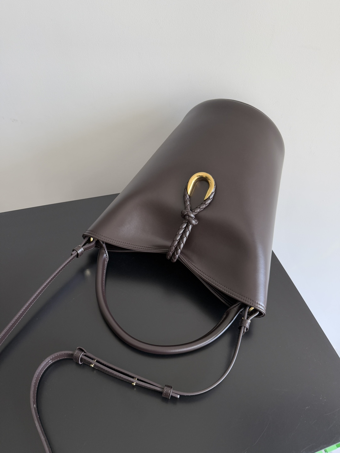 Bottega Veneta Medium Liberta Bucket 30x18x18cm