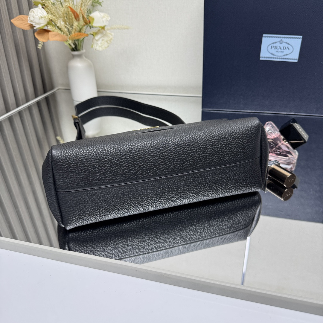 Prada Small leather shoulder bag 26x14x9.5cm