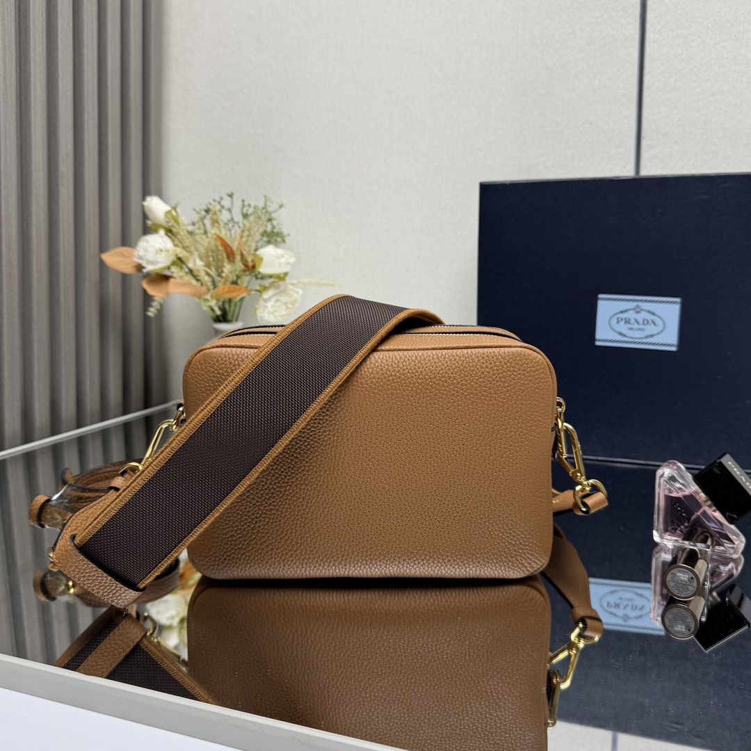 Prada Small shoulder bag in Vitello Dino soft leather 22x14.5x8.5cm