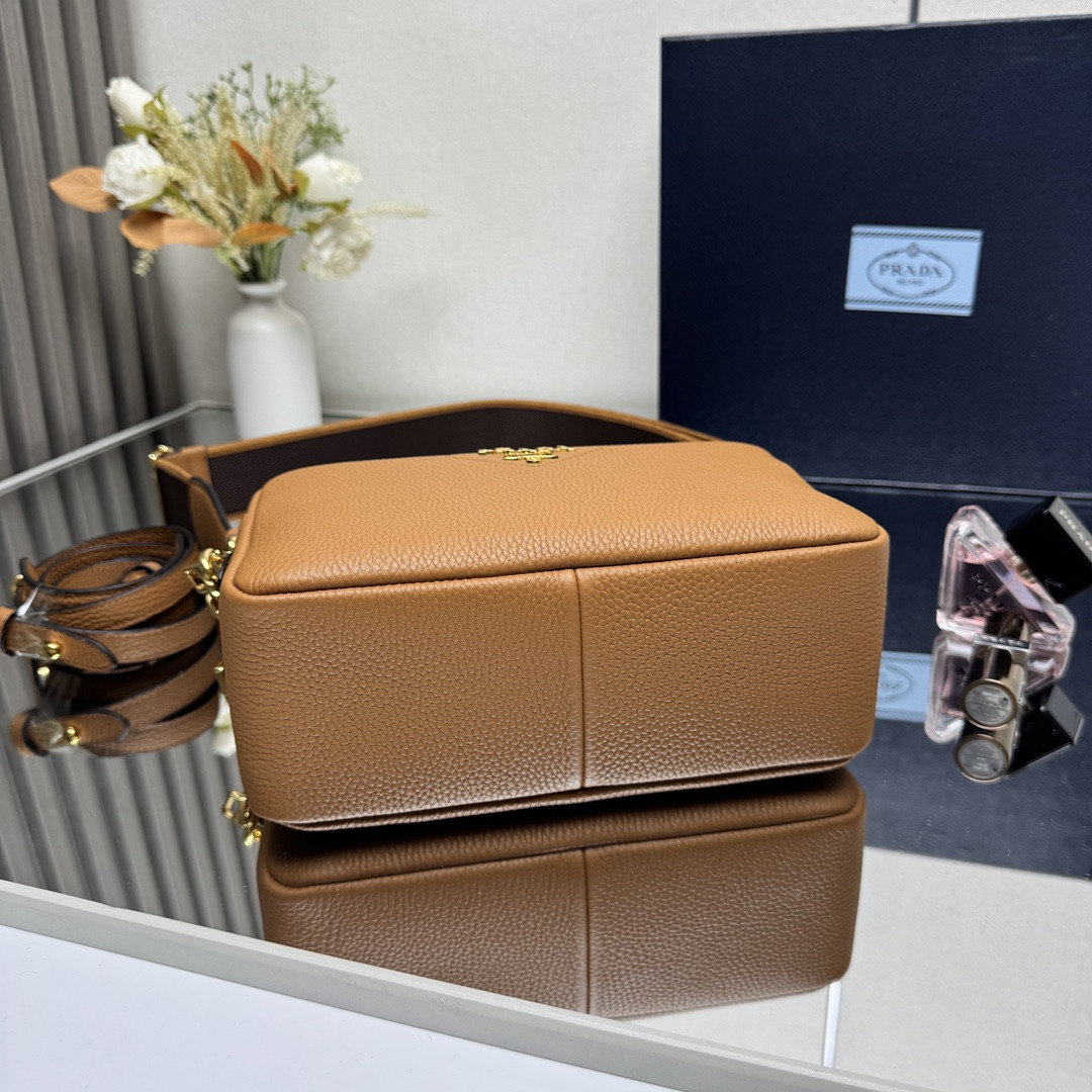 Prada Small shoulder bag in Vitello Dino soft leather 22x14.5x8.5cm