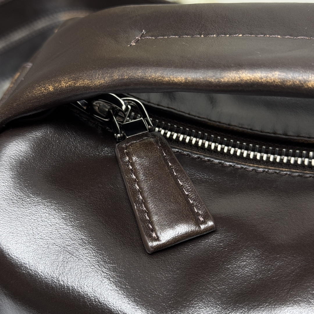 Prada Nappa leather shoulder bag 24x11x11cm